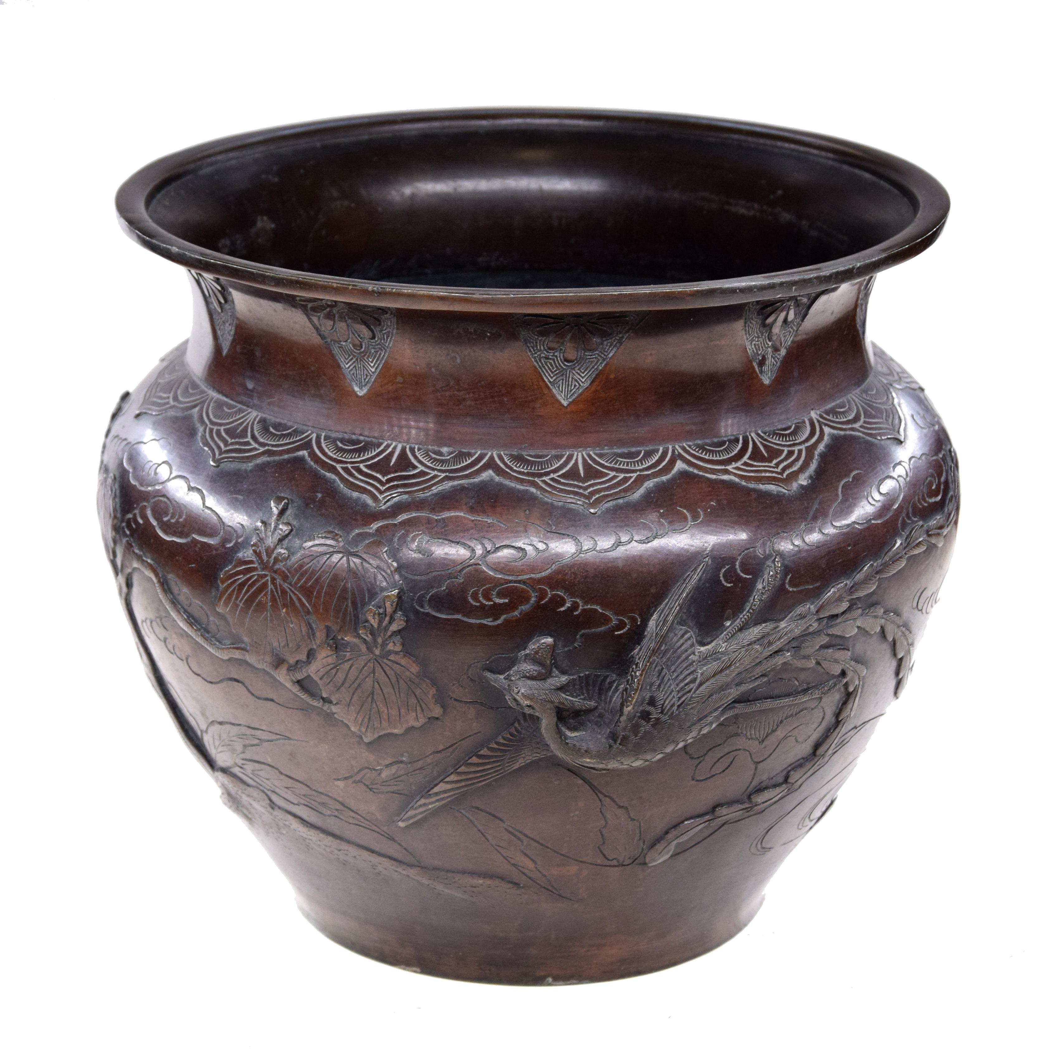 Bronze cachepot is a bronze decorative object realized by Anonymous designer between the end of the 19th century and the beginning of the 20th century, in Japan during The Meiji era.

Good conditions.

This beautiful cachepot was realized in