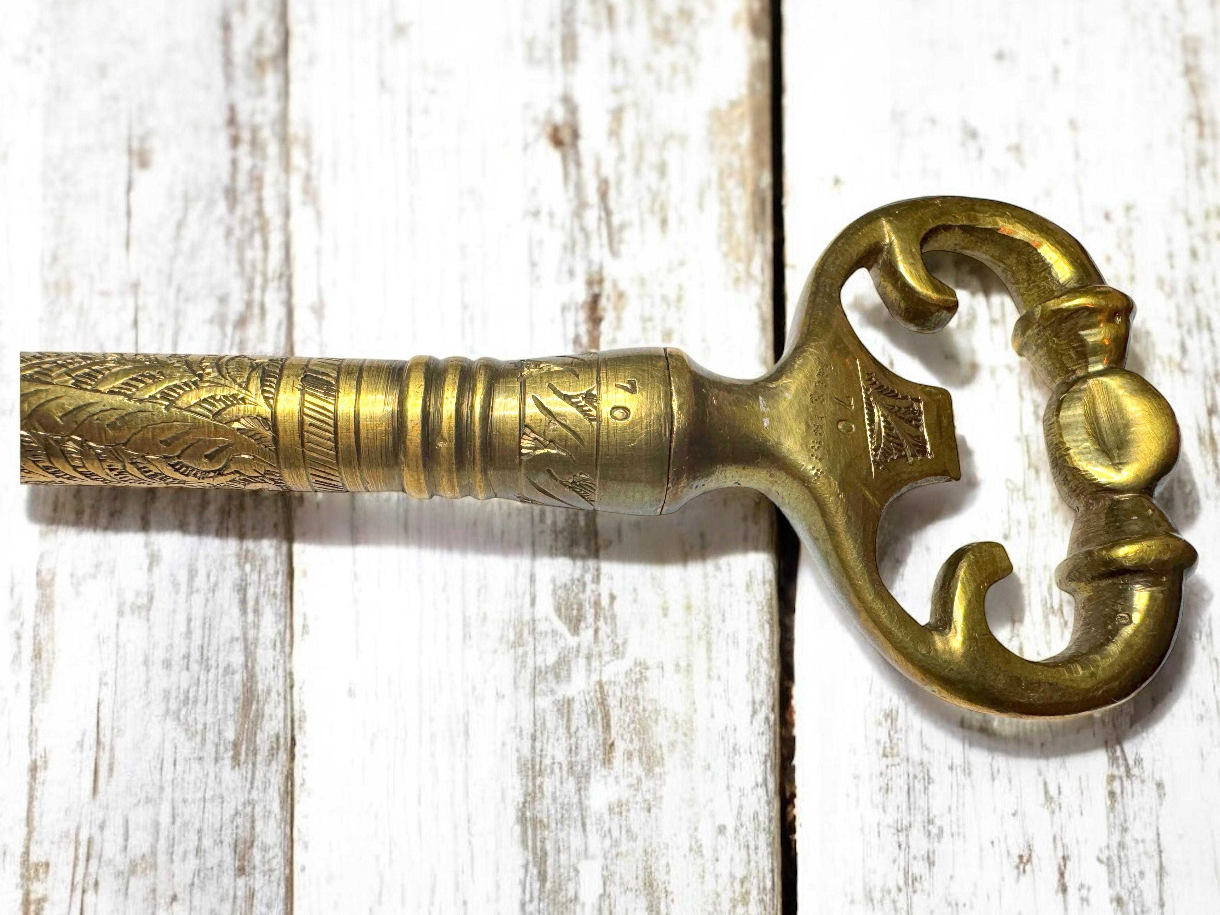 Vintage Bronze Clé Tire-bouchon et Décapsuleur Métal Breweriana Barware, France en vente 8