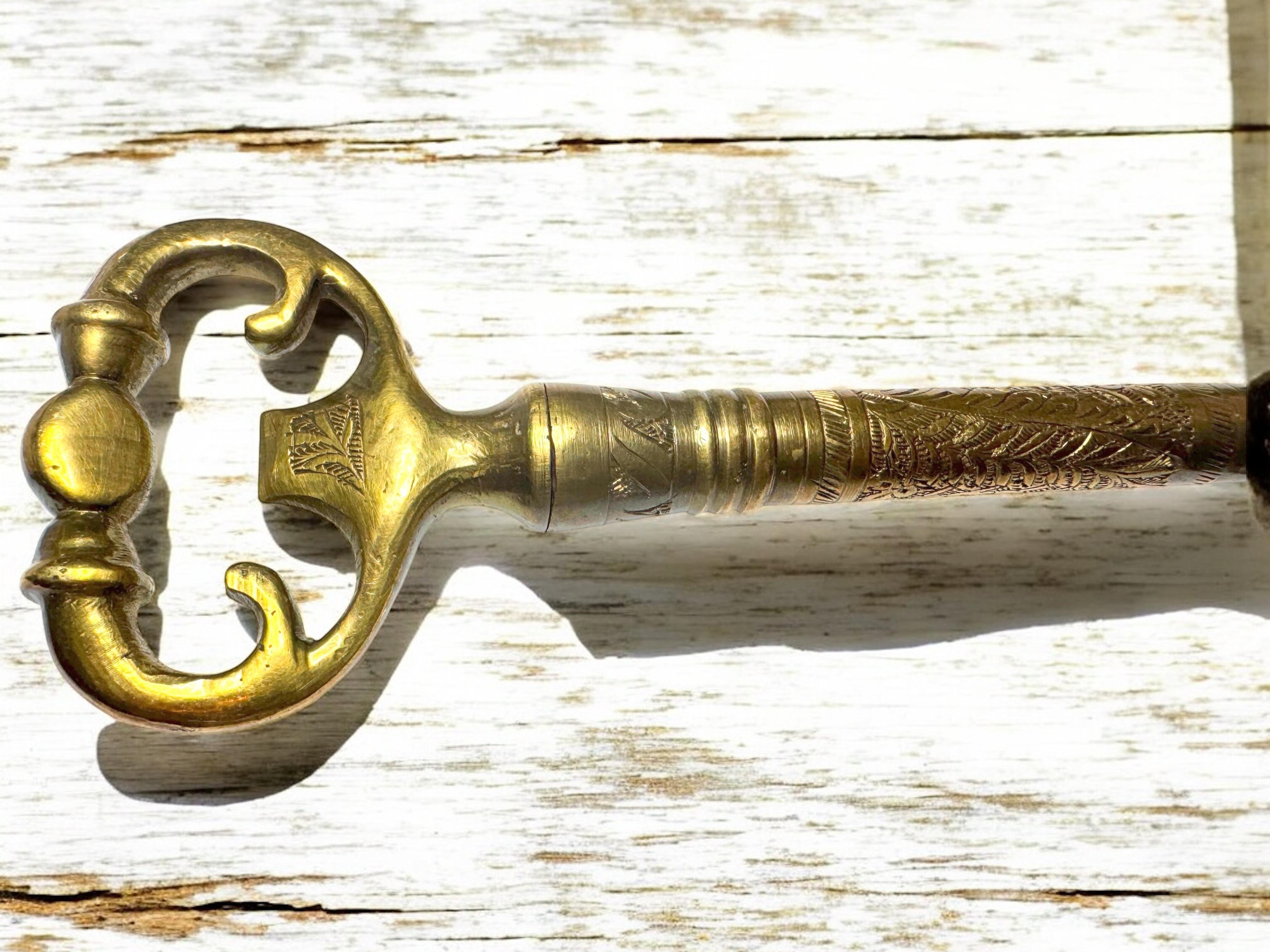 Vintage Bronze Clé Tire-bouchon et Décapsuleur Métal Breweriana Barware, France en vente 9