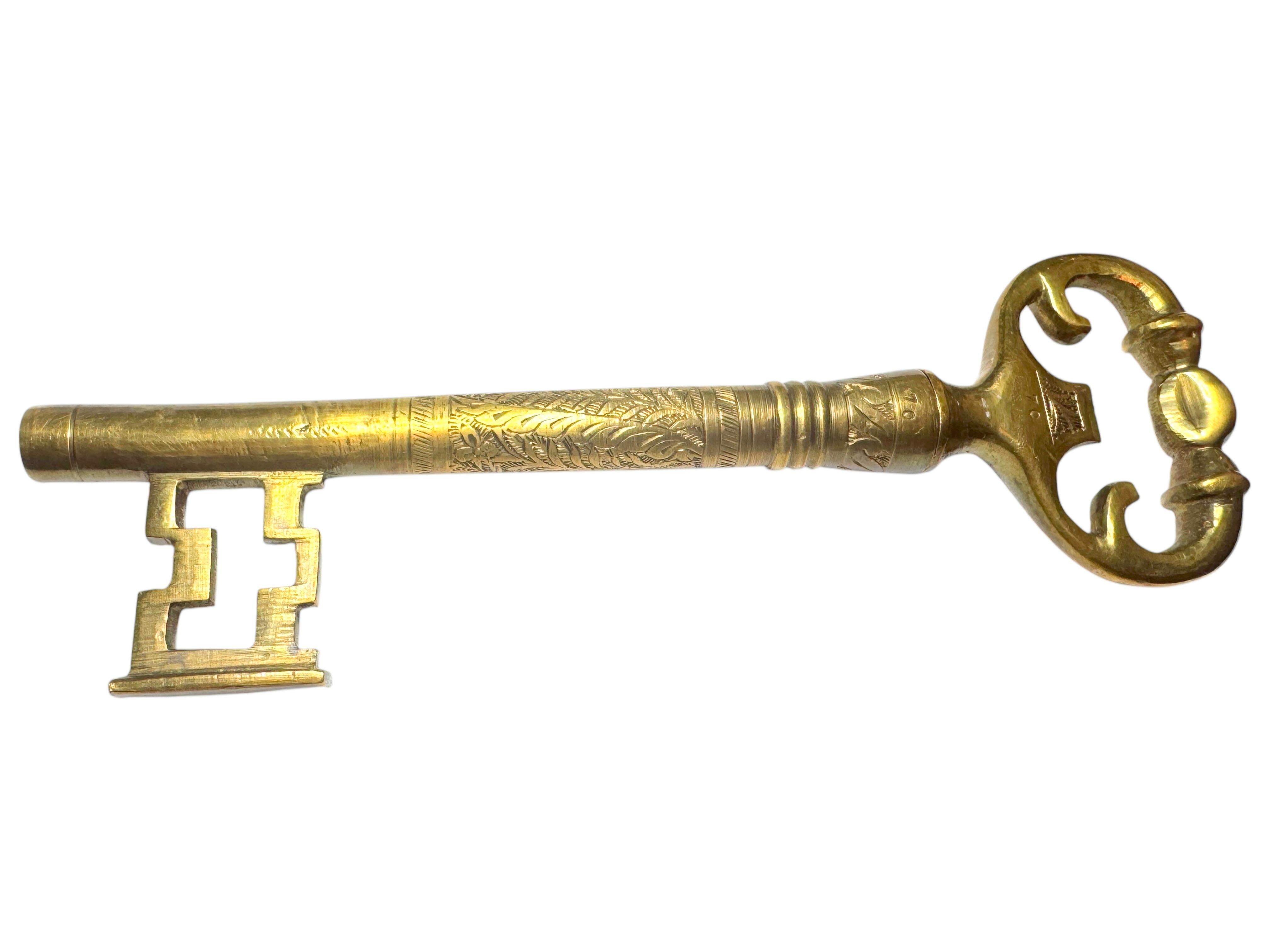Mid-Century Modern Vintage Bronze Clé Tire-bouchon et Décapsuleur Métal Breweriana Barware, France en vente