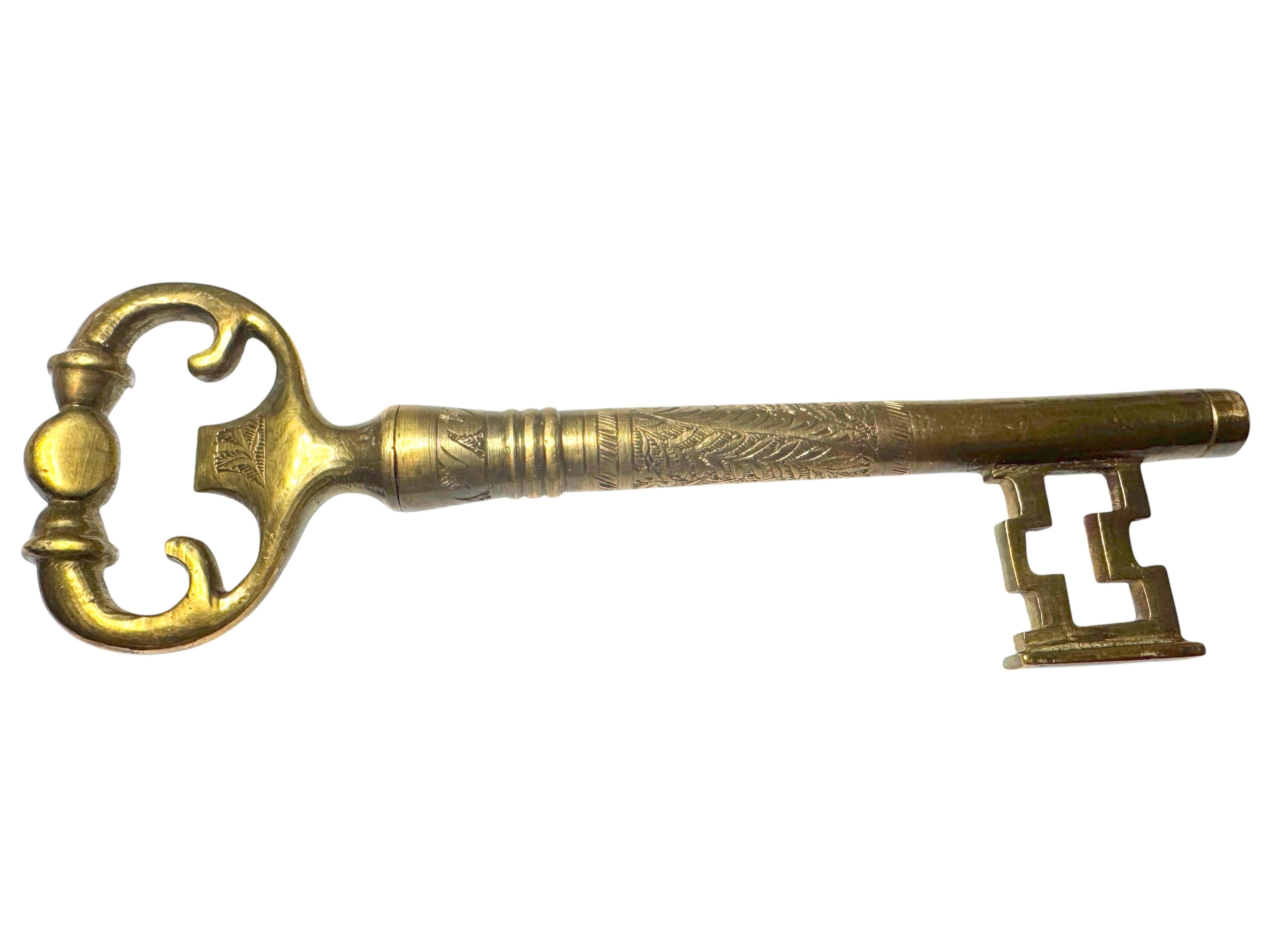 Milieu du XXe siècle Vintage Bronze Clé Tire-bouchon et Décapsuleur Métal Breweriana Barware, France en vente