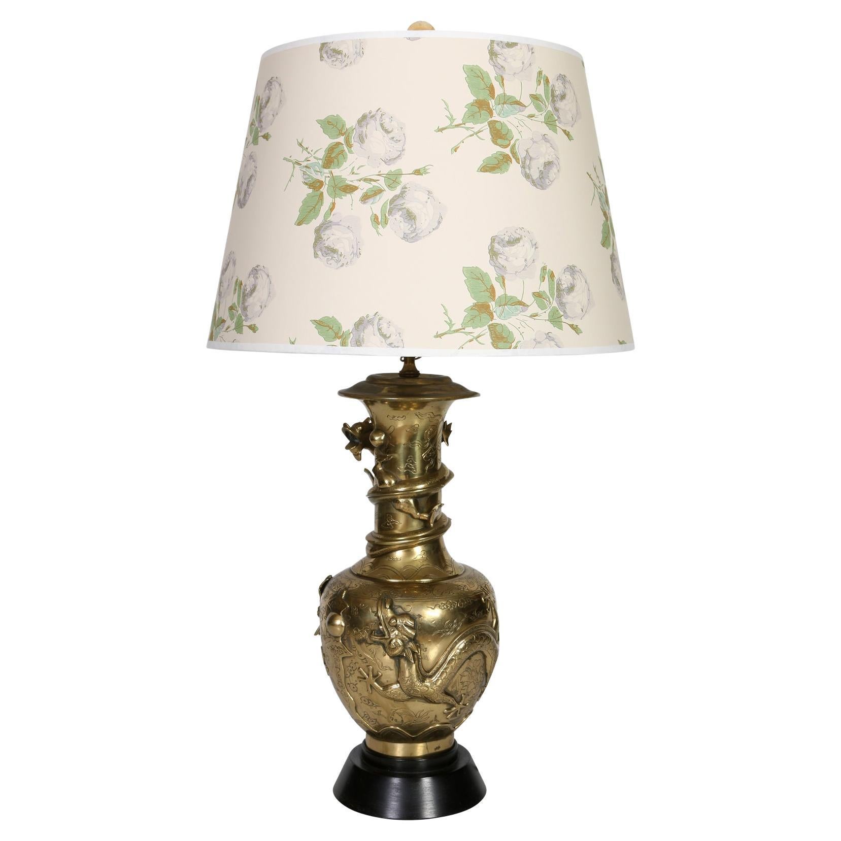Bronzelampe im Vintage-Stil mit erhabenem Drachenmotiv im Angebot