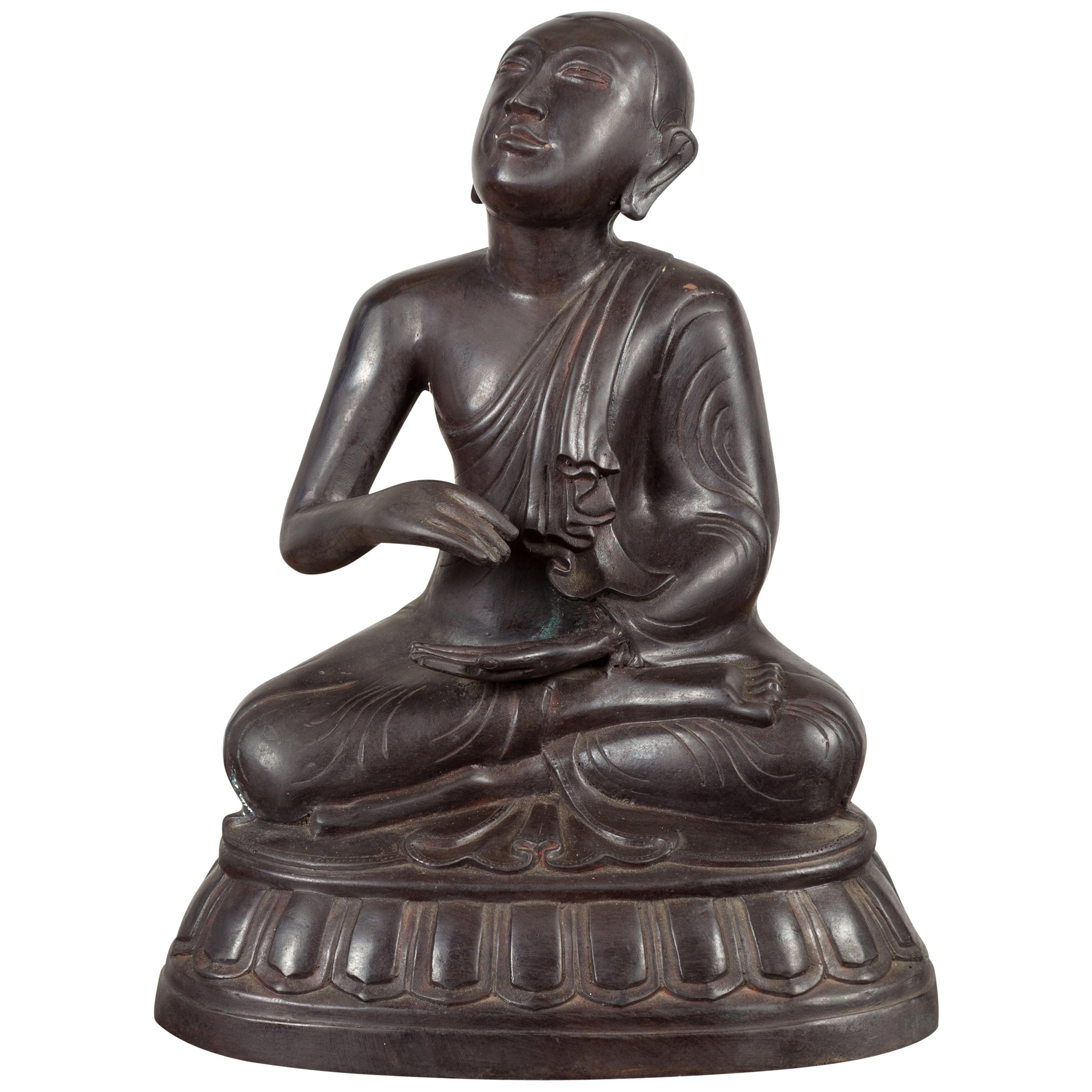 Scultura in bronzo d'epoca di monaco orante in posa meditativa, tecnica a cera persa