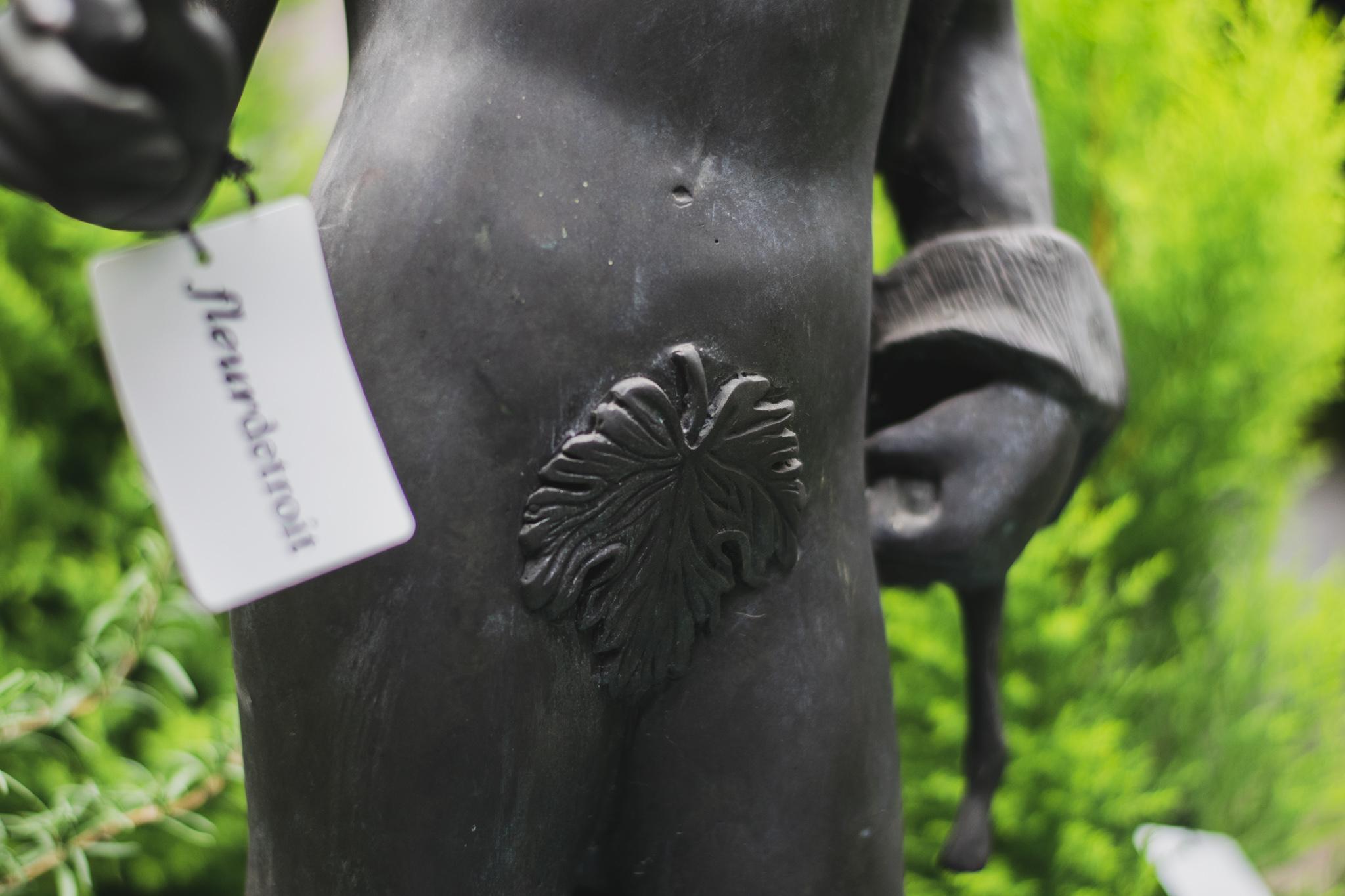 Bronzo Figura maschile in bronzo d'epoca su base di marmo in vendita