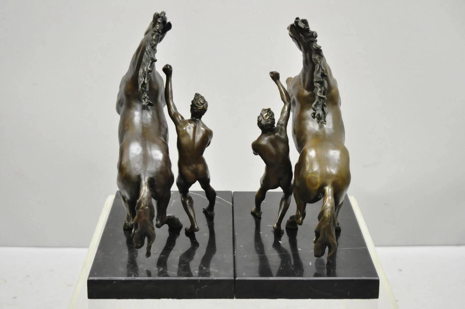 Scultura d'epoca in bronzo di cavallo e domatore di Marli dopo Coustou su base in marmo Coppia in vendita 3