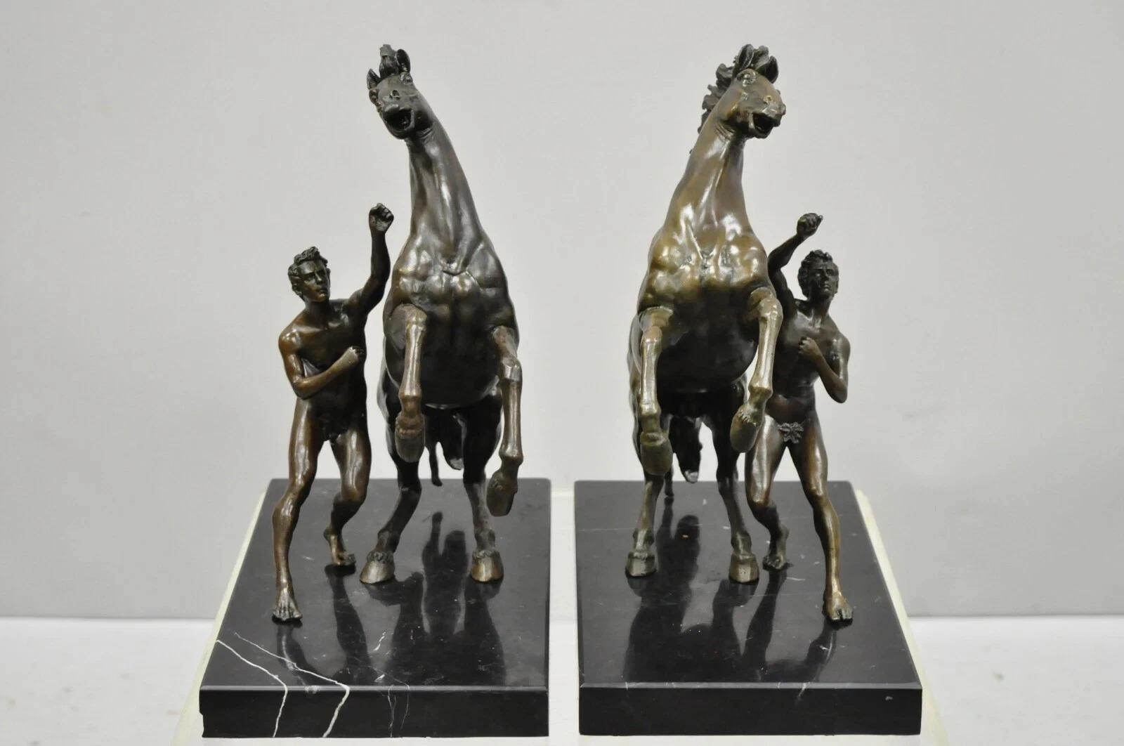Scultura d'epoca in bronzo di cavallo e domatore di Marli dopo Coustou su base in marmo Coppia in vendita 4