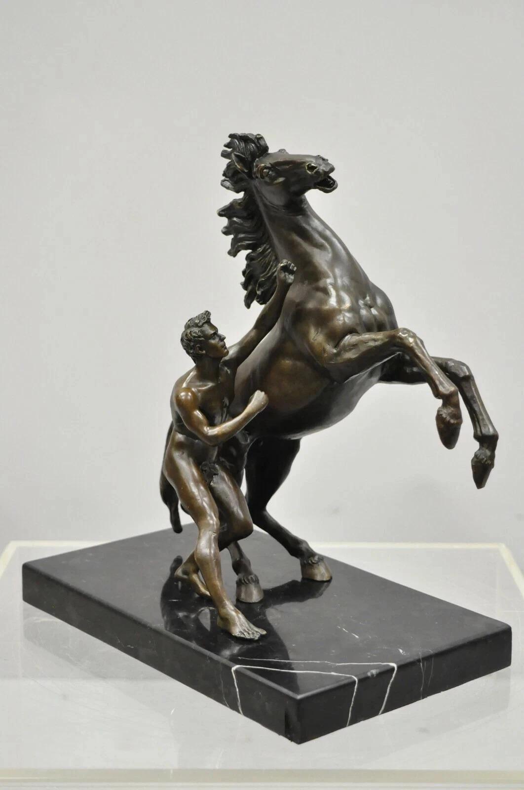 Altro Scultura d'epoca in bronzo di cavallo e domatore di Marli dopo Coustou su base in marmo Coppia in vendita