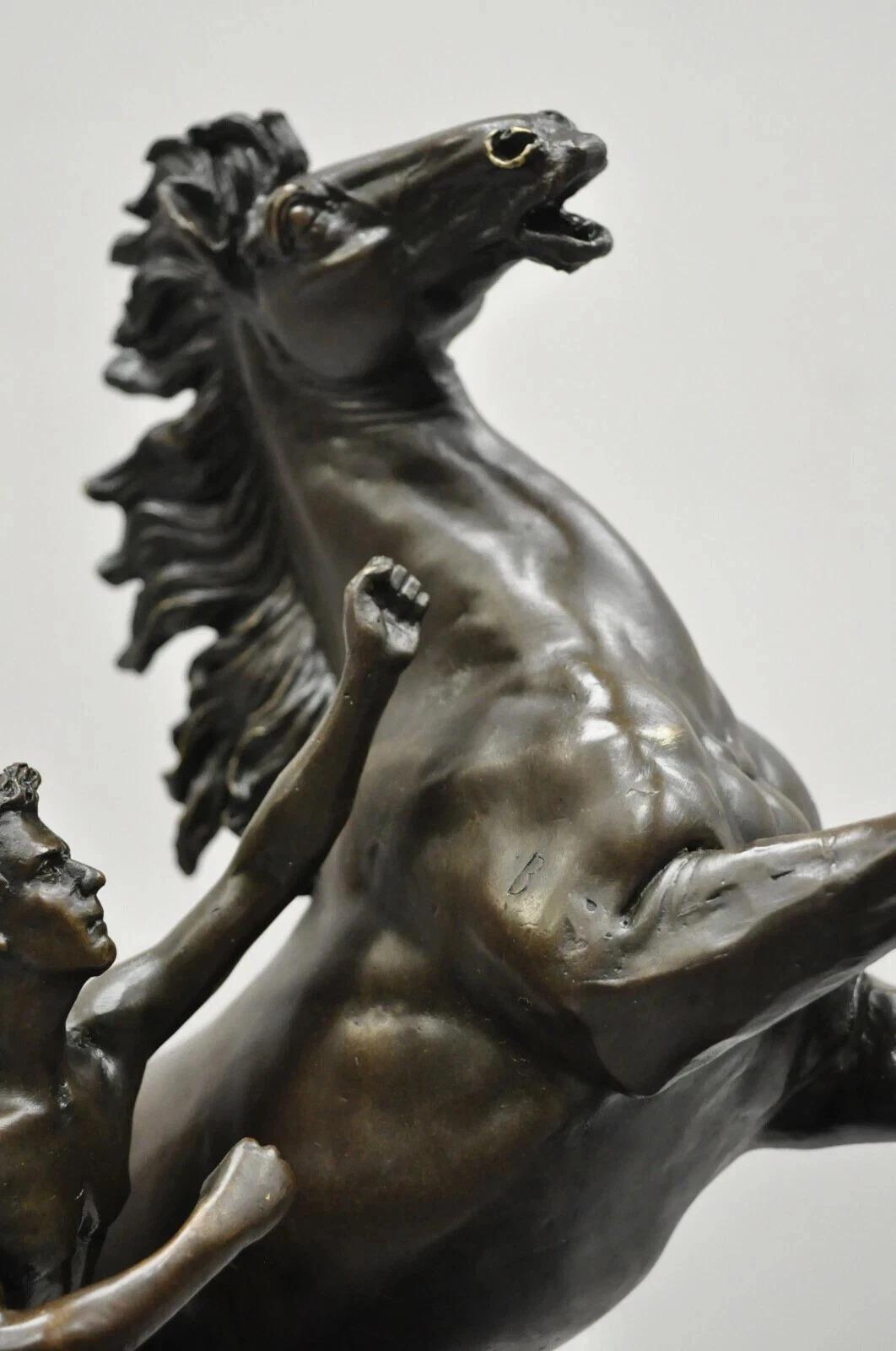 Sconosciuto Scultura d'epoca in bronzo di cavallo e domatore di Marli dopo Coustou su base in marmo Coppia in vendita