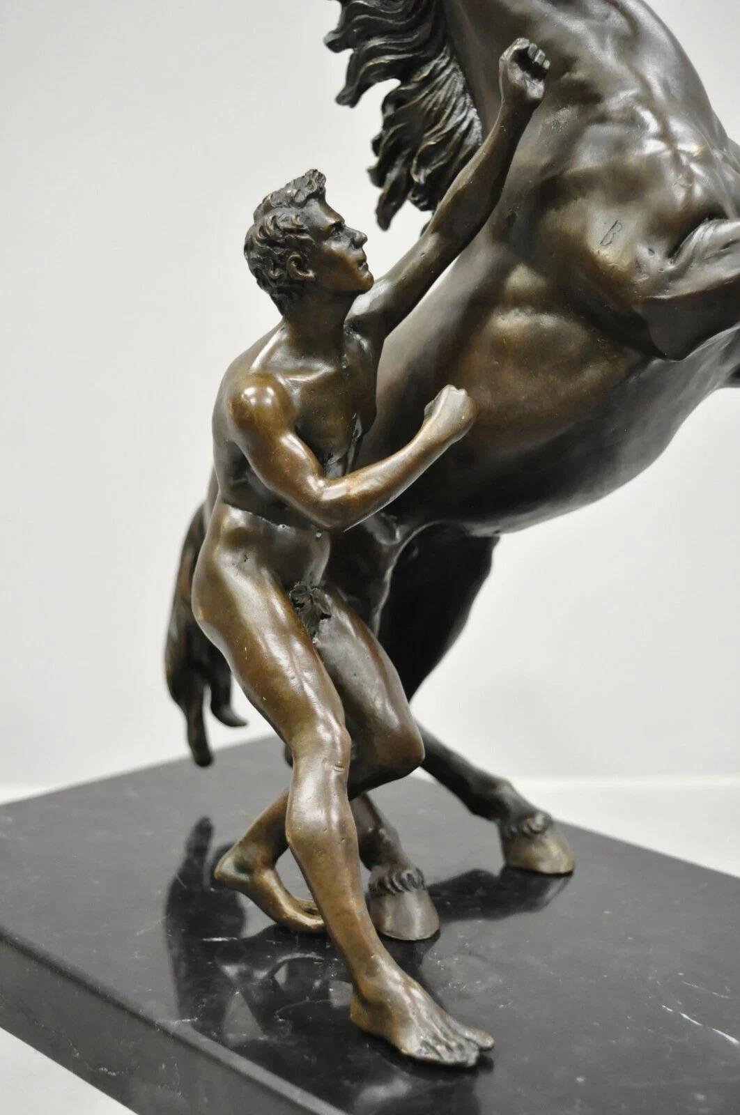 Scultura d'epoca in bronzo di cavallo e domatore di Marli dopo Coustou su base in marmo Coppia In condizioni buone in vendita a Philadelphia, PA