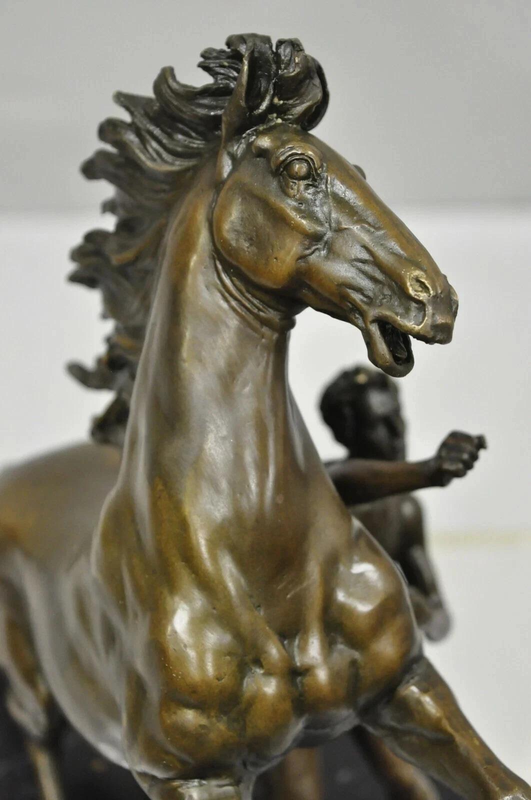 XX secolo Scultura d'epoca in bronzo di cavallo e domatore di Marli dopo Coustou su base in marmo Coppia in vendita
