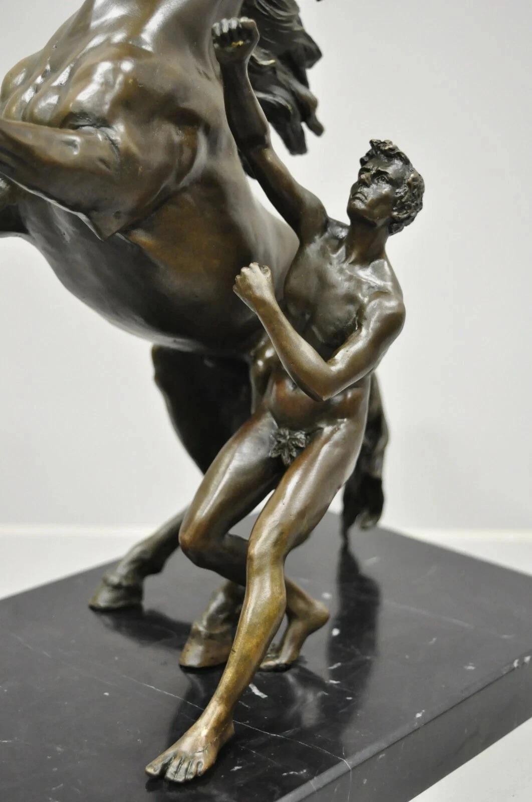 Bronzo Scultura d'epoca in bronzo di cavallo e domatore di Marli dopo Coustou su base in marmo Coppia in vendita