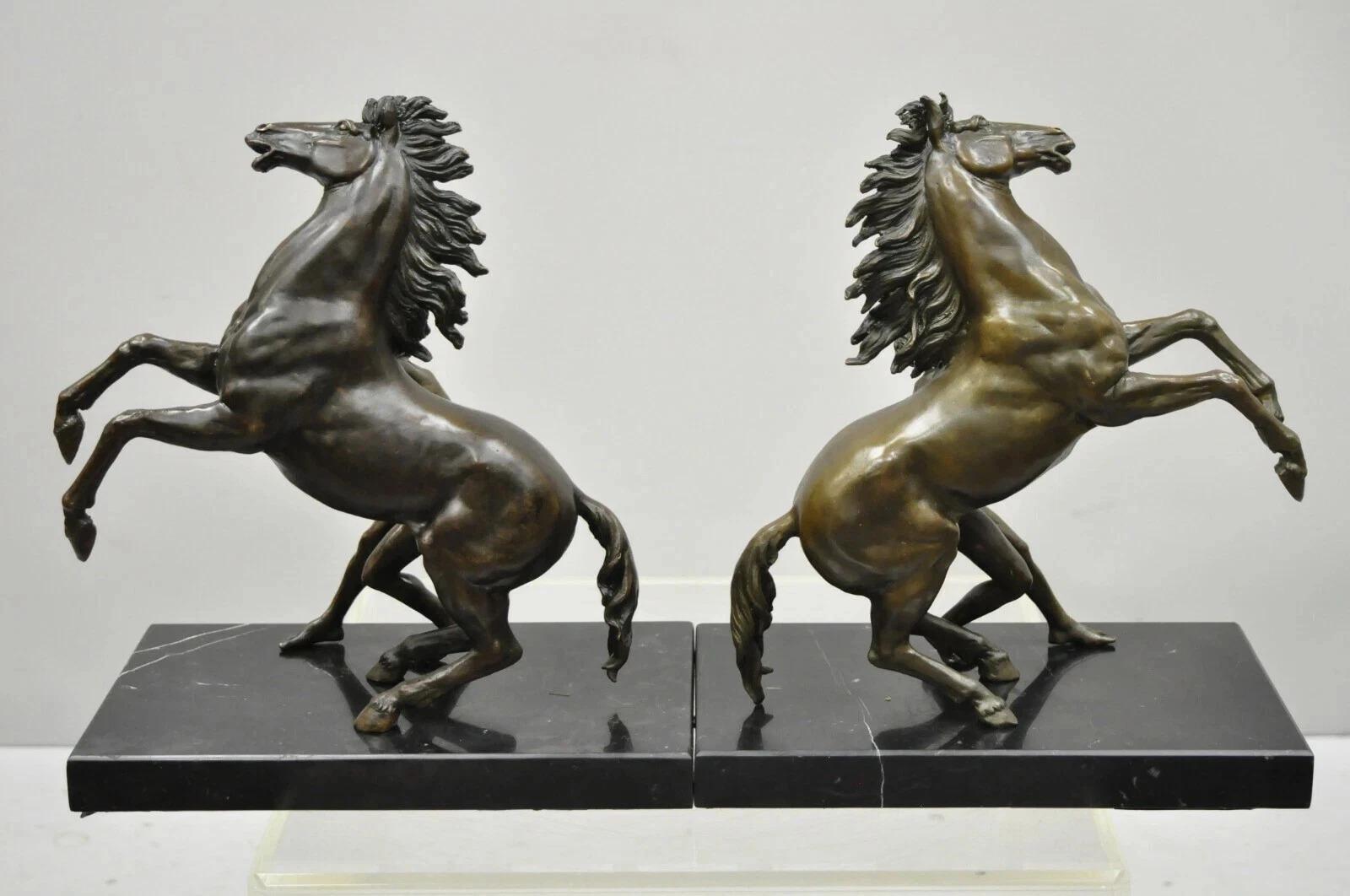 Scultura d'epoca in bronzo di cavallo e domatore di Marli dopo Coustou su base in marmo Coppia in vendita 1