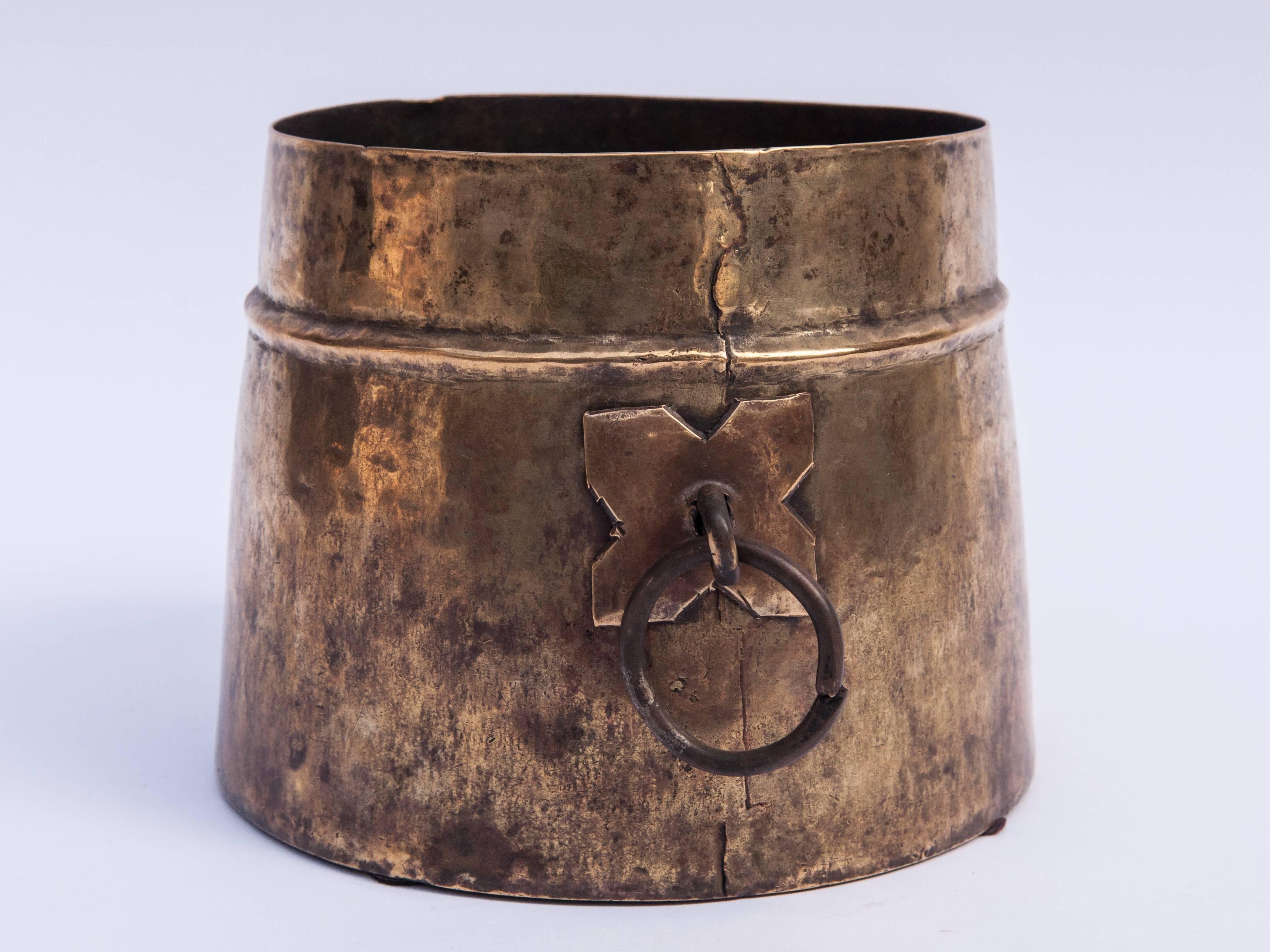 Vieux pot de mesure en bronze du Népal:: début du 20e siècle. 
Ce pot en bronze fabriqué à la main s'appelle un Mana:: une unité de mesure standard pour les céréales et les lentilles. Il aurait été utilisé dans le cadre d'un marché:: comme c'est