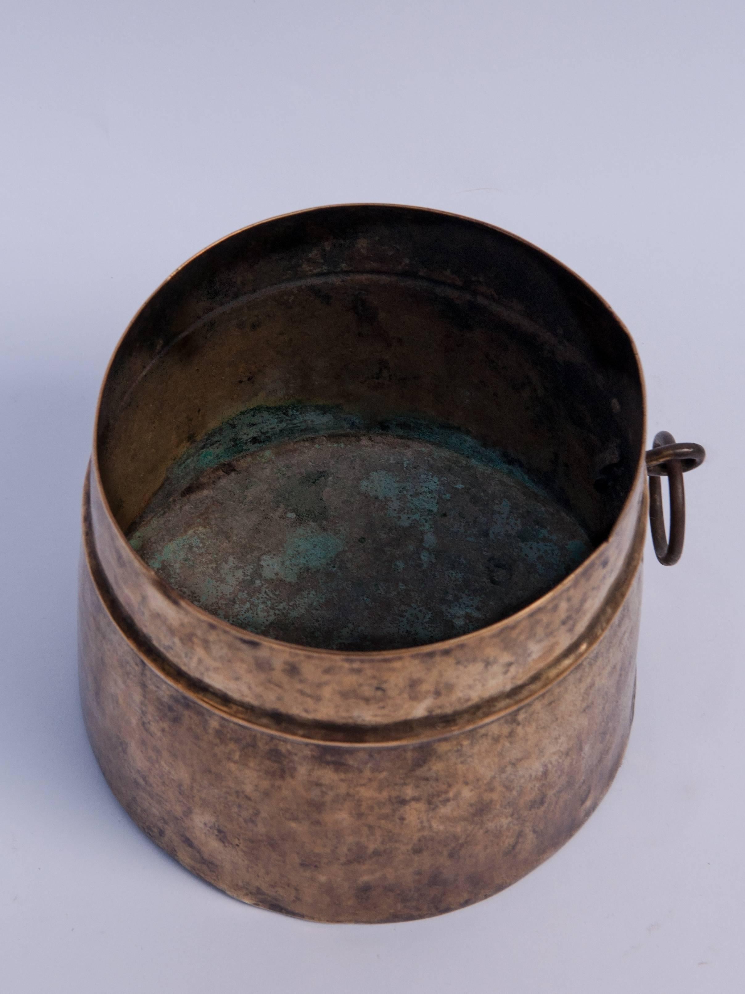 Vieux pot à mesurer en bronze du Népal:: début du 20ème siècle Bon état à Point Richmond, CA