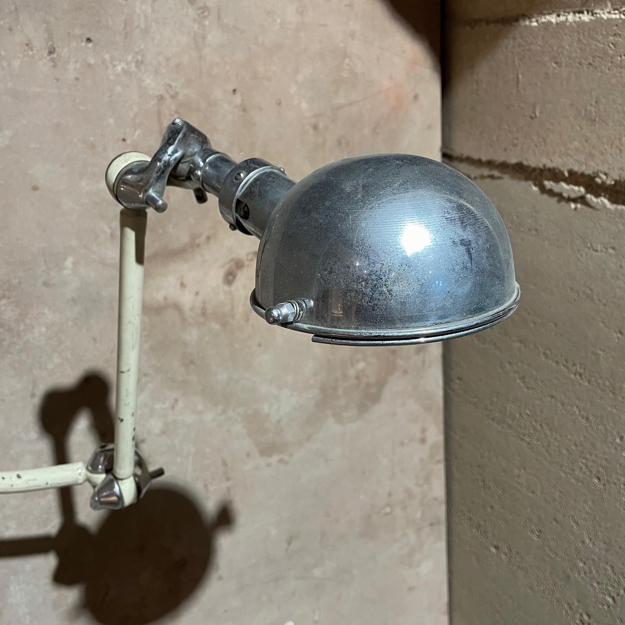 Industriel  Applique murale médicale réglable en bronze - Lampe dentaire industrielle des années 1930 en vente