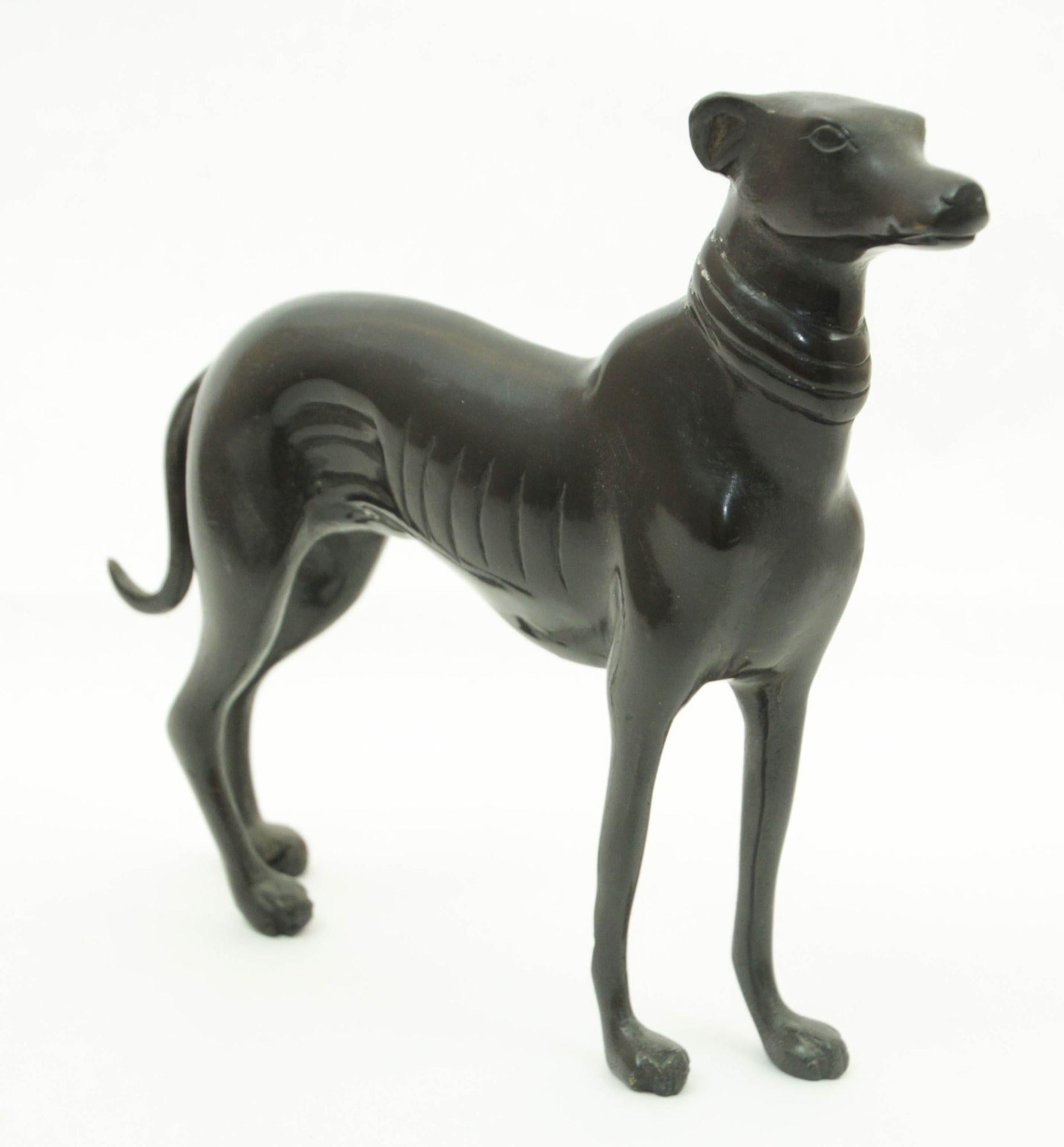 Bellissima scultura in bronzo d'epoca di un cane levriero Whippet Figurina in stile Art Deco.
Un'elegante e stilizzata scultura in metallo fuso raffigurante un cane whippet o levriero con collare ispirata a JP Mene, scultore francese.
Un'adorabile