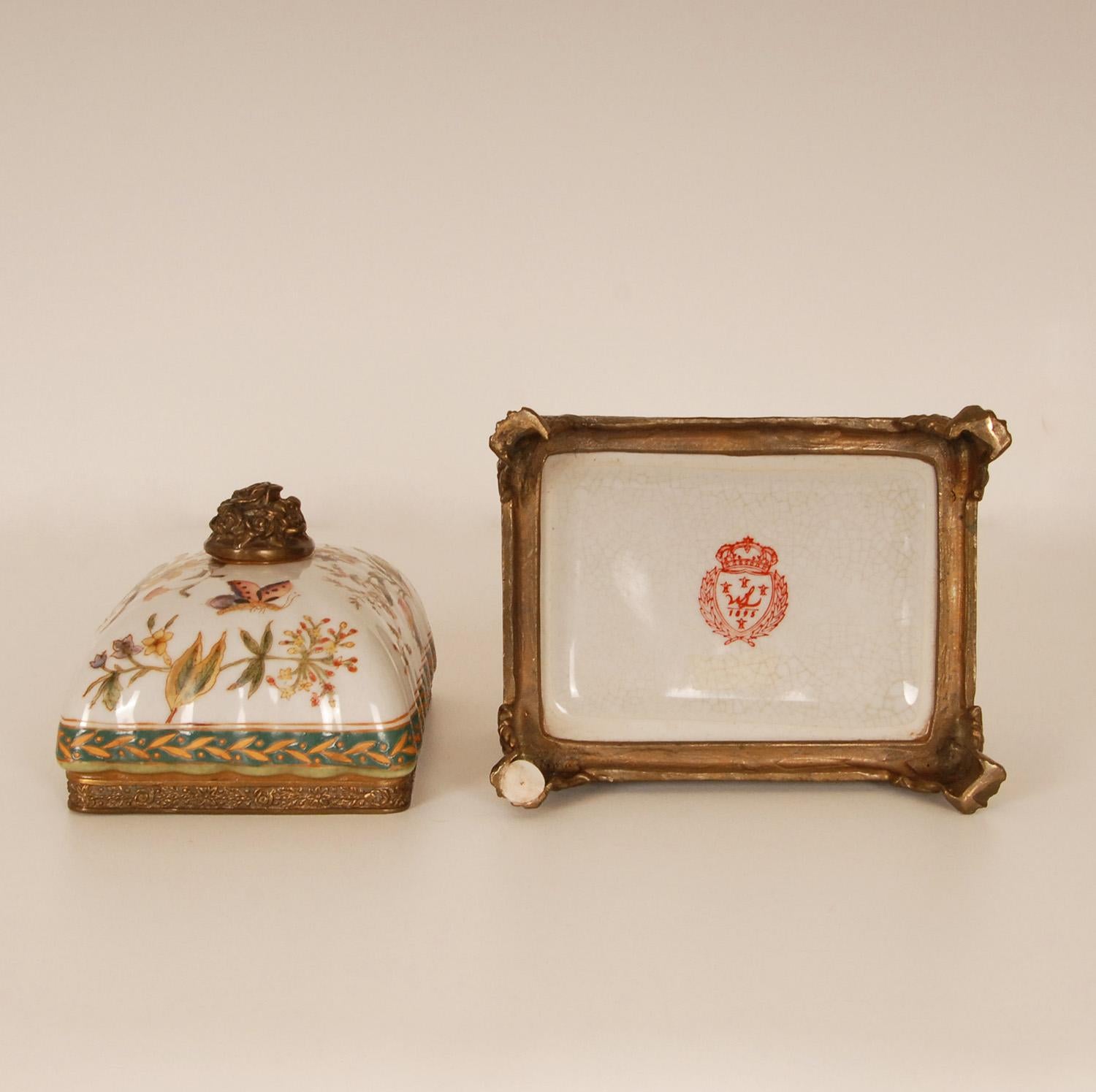 Vintage-Porzellanschachtel mit Bronzebeschlägen aus handbemalten Schmetterlingen und Blumendekor im Angebot 3