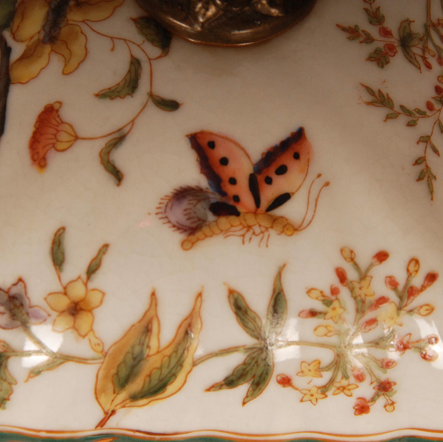 Vintage-Porzellanschachtel mit Bronzebeschlägen aus handbemalten Schmetterlingen und Blumendekor (Art nouveau) im Angebot