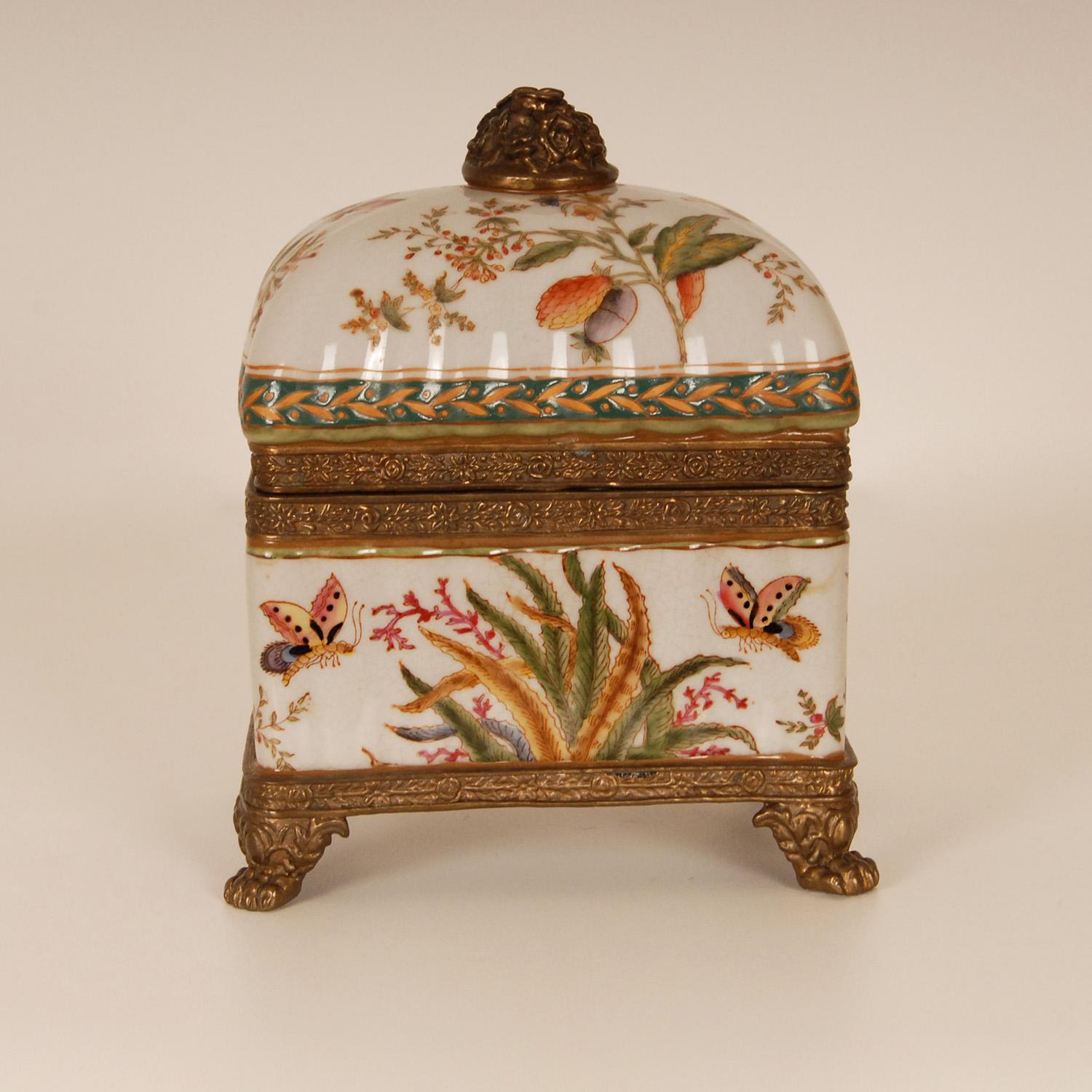 Caja vintage de porcelana montada en bronce pintada a mano con mariposas y decoración floral Japonés en venta