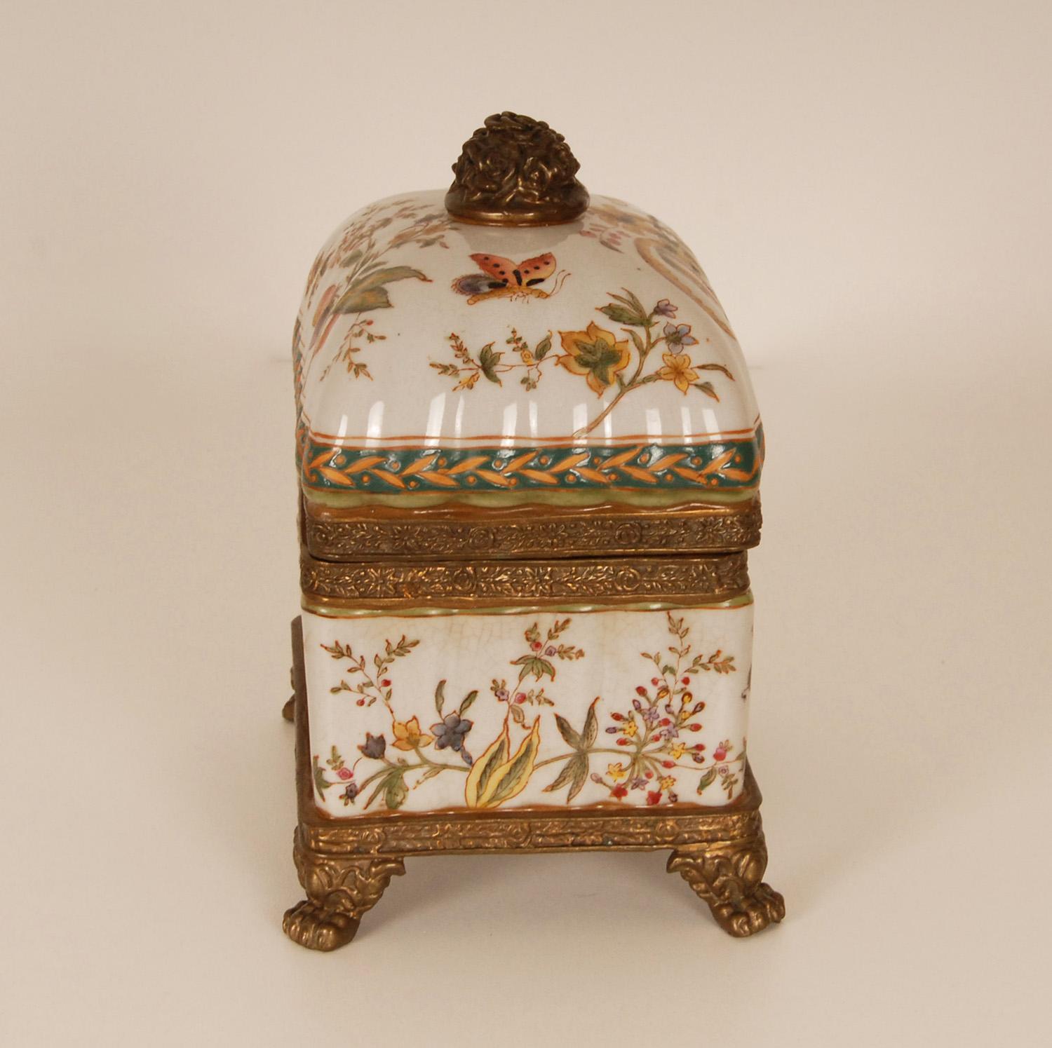 Vintage-Porzellanschachtel mit Bronzebeschlägen aus handbemalten Schmetterlingen und Blumendekor im Zustand „Gut“ im Angebot in Wommelgem, VAN