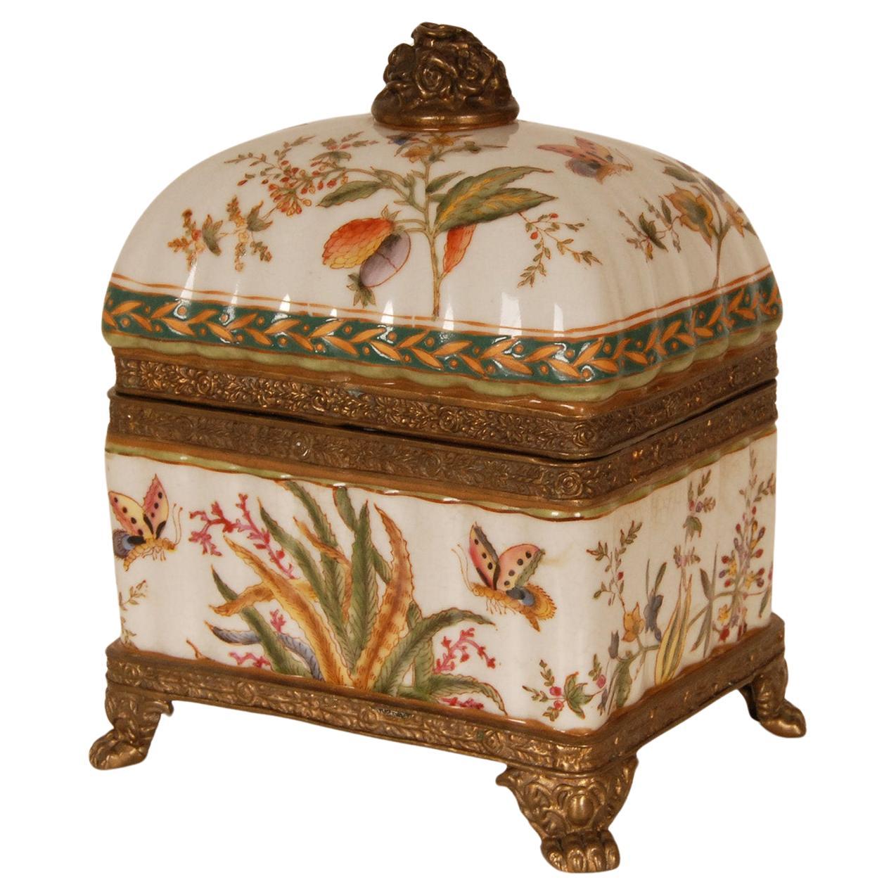 Caja vintage de porcelana montada en bronce pintada a mano con mariposas y decoración floral en venta