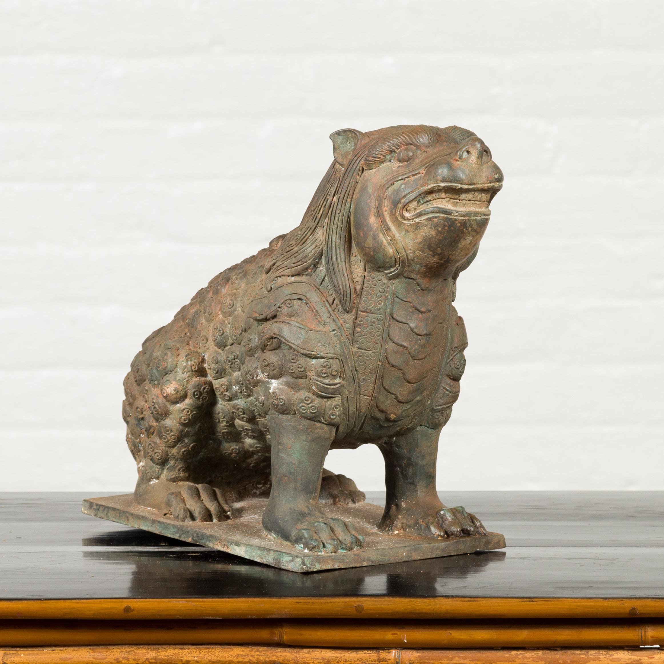Sculpture mythique d'animal en bronze vintage sur socle rectangulaire en vente 2