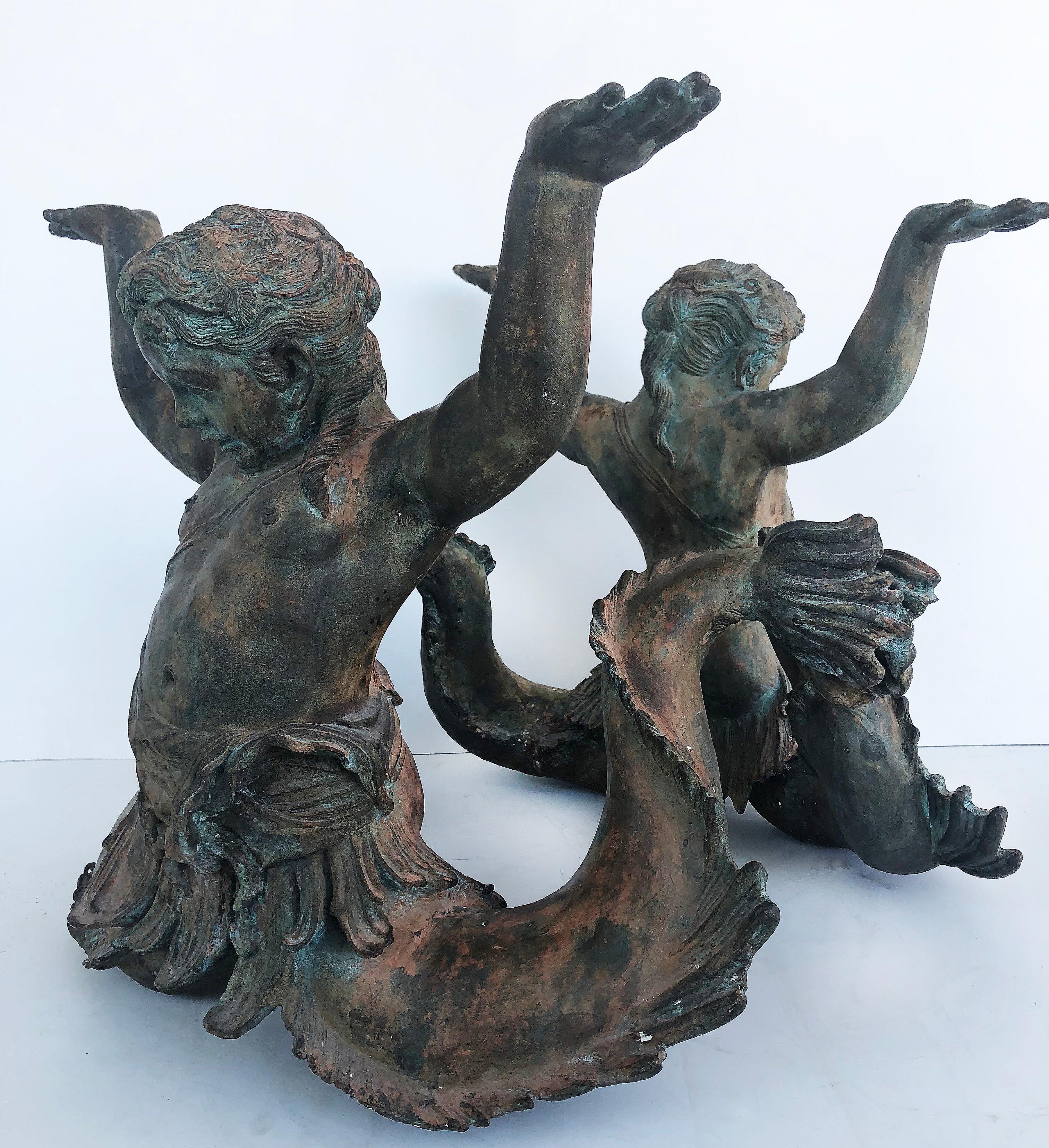 Mythischer Cherub-Kreationen-Couchtisch aus Bronze mit Glasplatte

Zum Verkauf angeboten wird ein Vintage-Bronze-Couchtisch, die zwei mythischen Cherub oder Meerjungfrau-wie Kreaturen, die eine 3/4-Zoll-Glasplatte.  Schöne Patina auf der