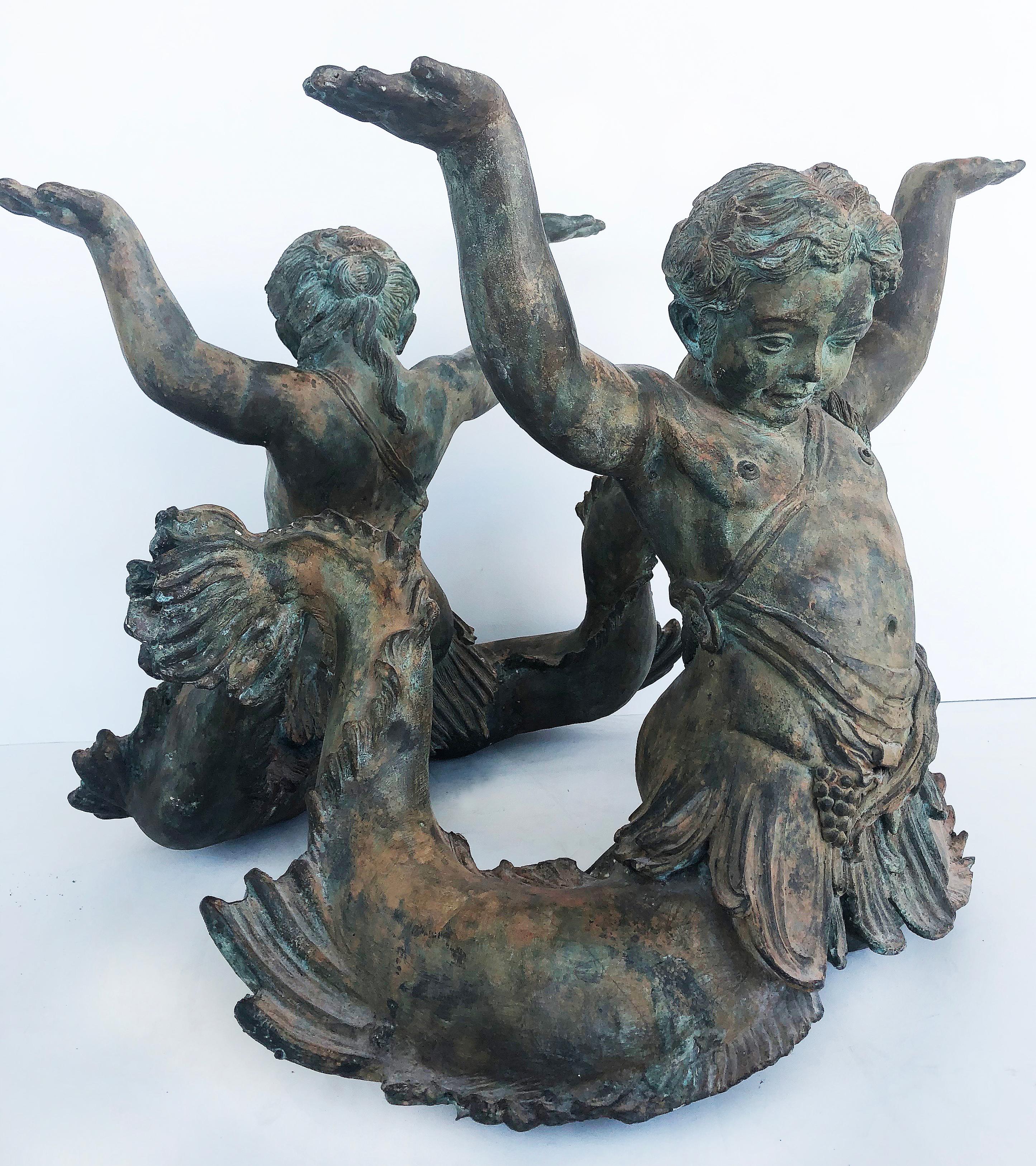 Mythischer Cherub-Kreationen-Couchtisch aus Bronze mit Glasplatte (Klassisch-griechisch) im Angebot