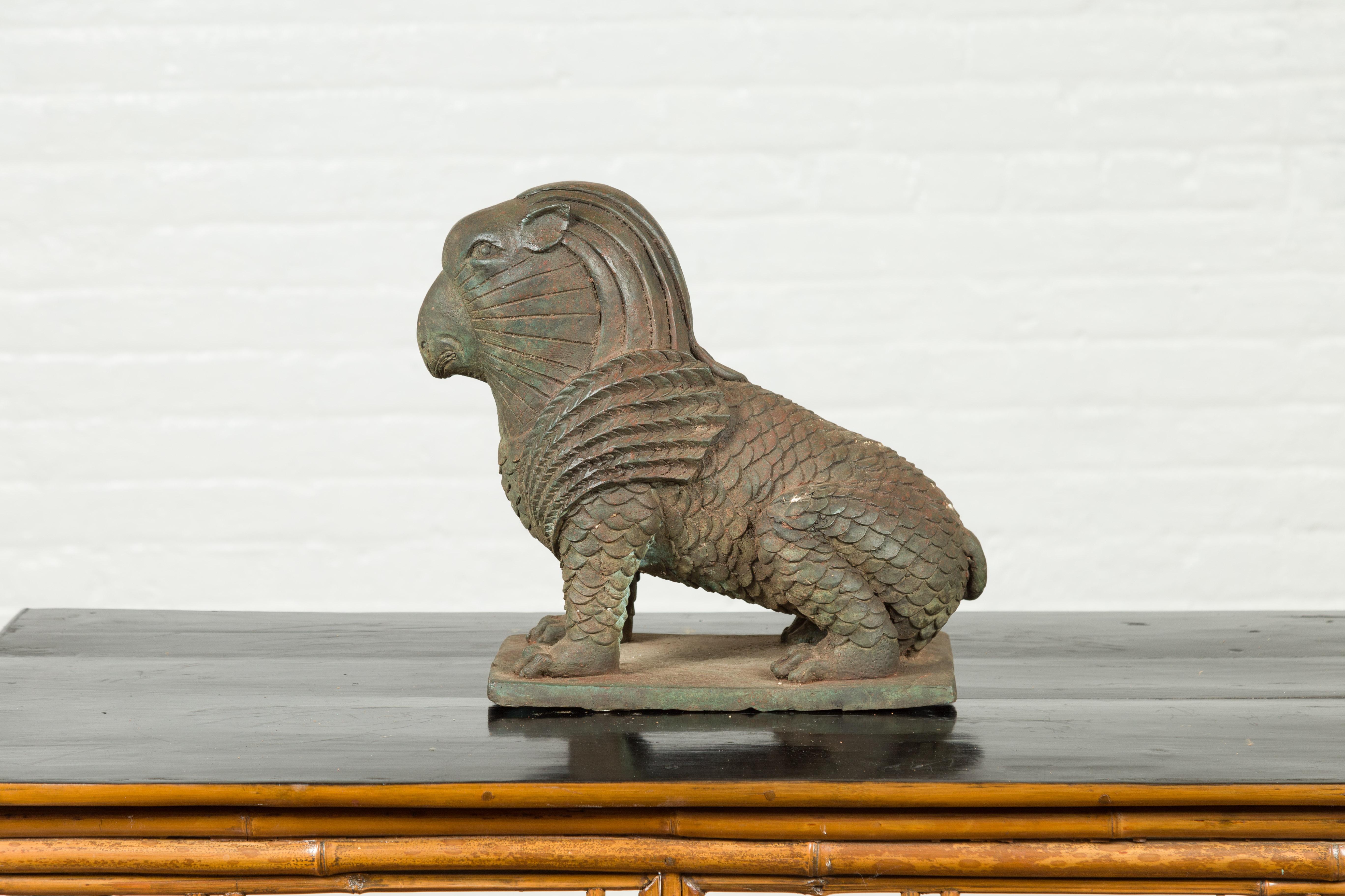 Sculpture d'animal mythique de style griffon en bronze vintage avec patine vert-de-gris en vente 5