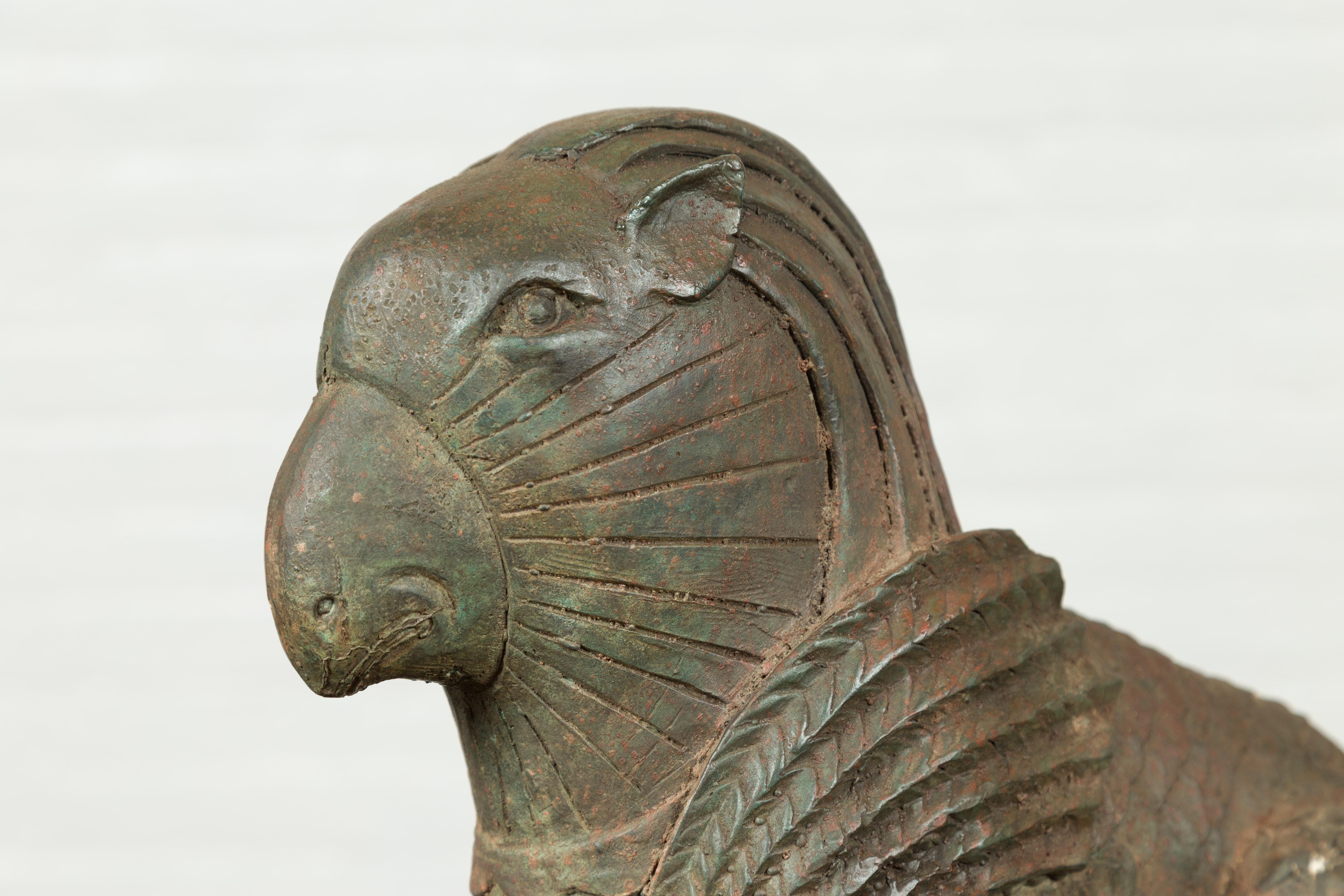 Mythische Tier-Skulptur aus Bronze im Griffin-Stil mit Verde-Patina, Vintage (20. Jahrhundert) im Angebot