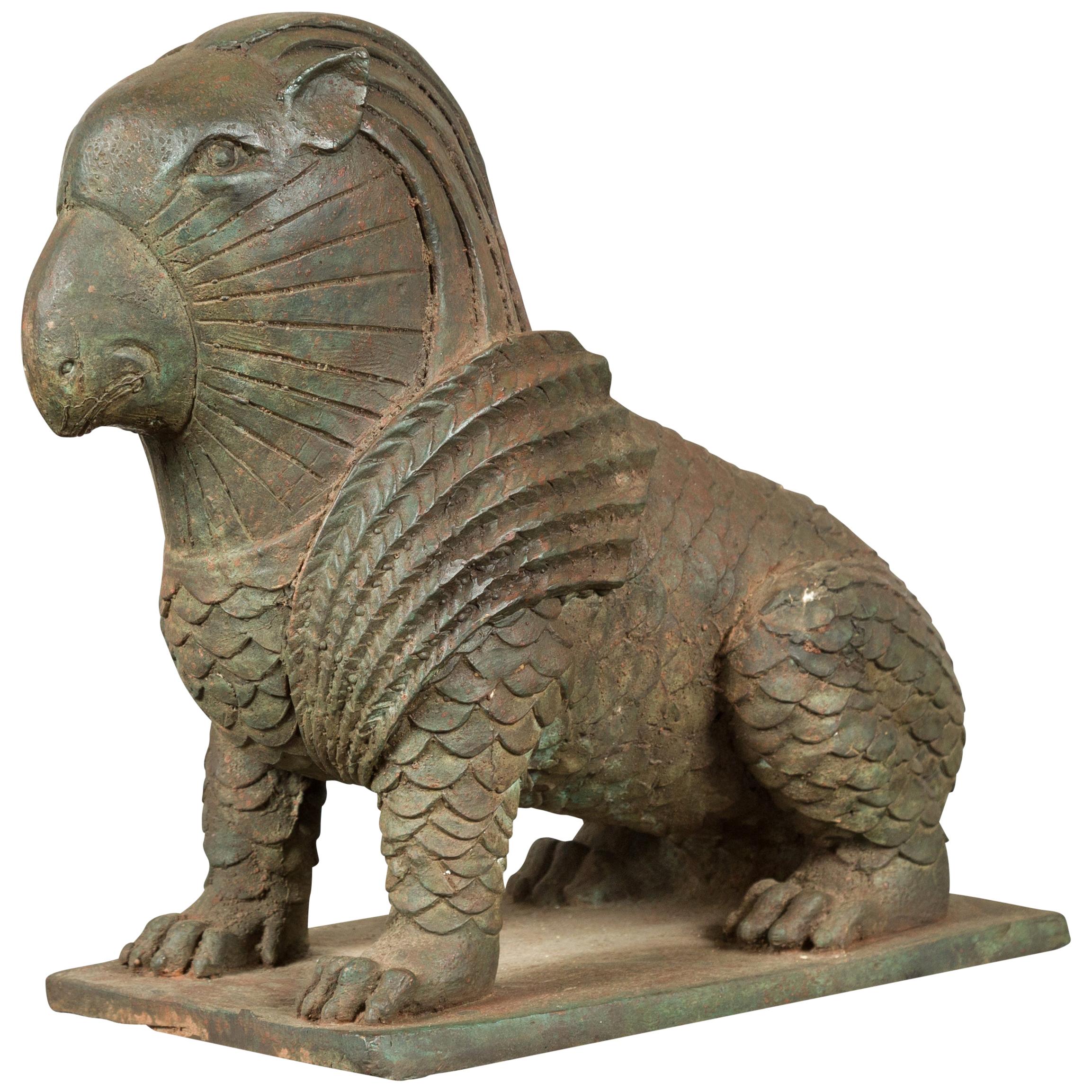 Sculpture d'animal mythique de style griffon en bronze vintage avec patine vert-de-gris
