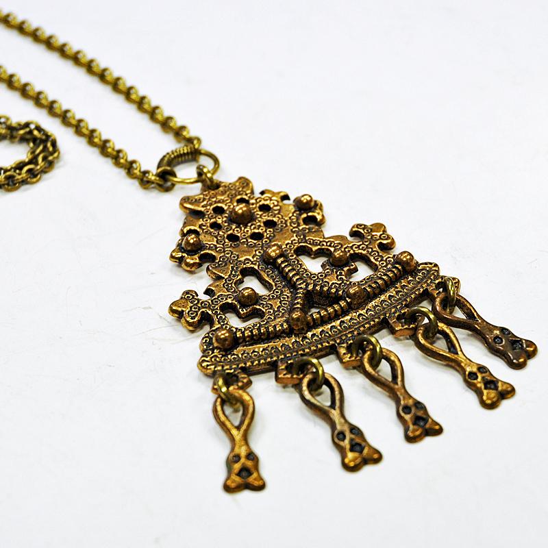 Beautiful vintage Viking inspired bronze necklace called Runaway Necklace - by designer Kalevala Koru for Karkun Palviala, Finland 1960s. Natural patina with lovely relieffs and decor and dangles underneath. Stamped on the back with Made in Finland