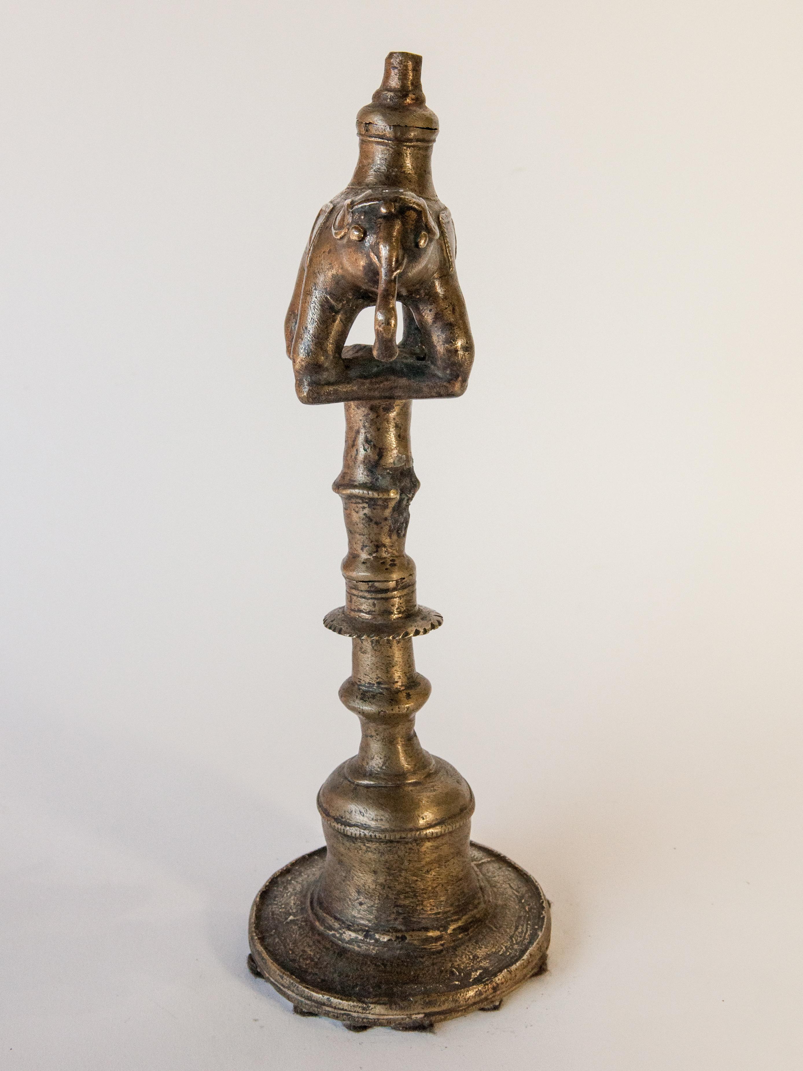 Vintage-Öllampe aus Bronze mit Elefantenmotiv aus dem ländlichen Nepal, Mitte/Ende des 20. Jahrhunderts.
Öl- und Kerosinlampen aus Bronze waren in den Berg- und Hügelgebieten Nepals weit verbreitet, doch mit der zunehmenden Verfügbarkeit von
