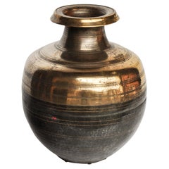 Vaso d'acqua d'epoca in bronzo o ottone dal Nepal meridionale Metà del XX secolo