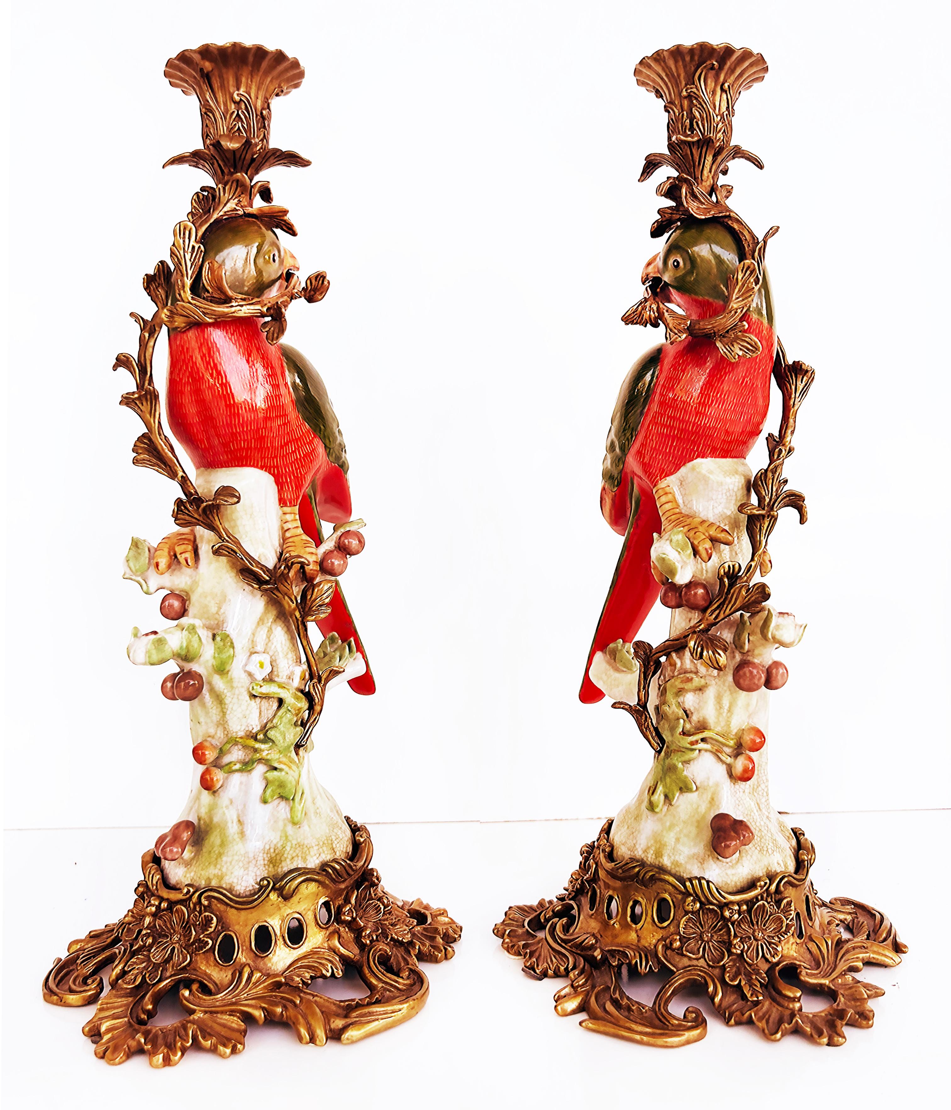 Vintage Bronze gemalt Porzellan exotischen Vogel Kerzenhalter, Paar (Neurokoko) im Angebot
