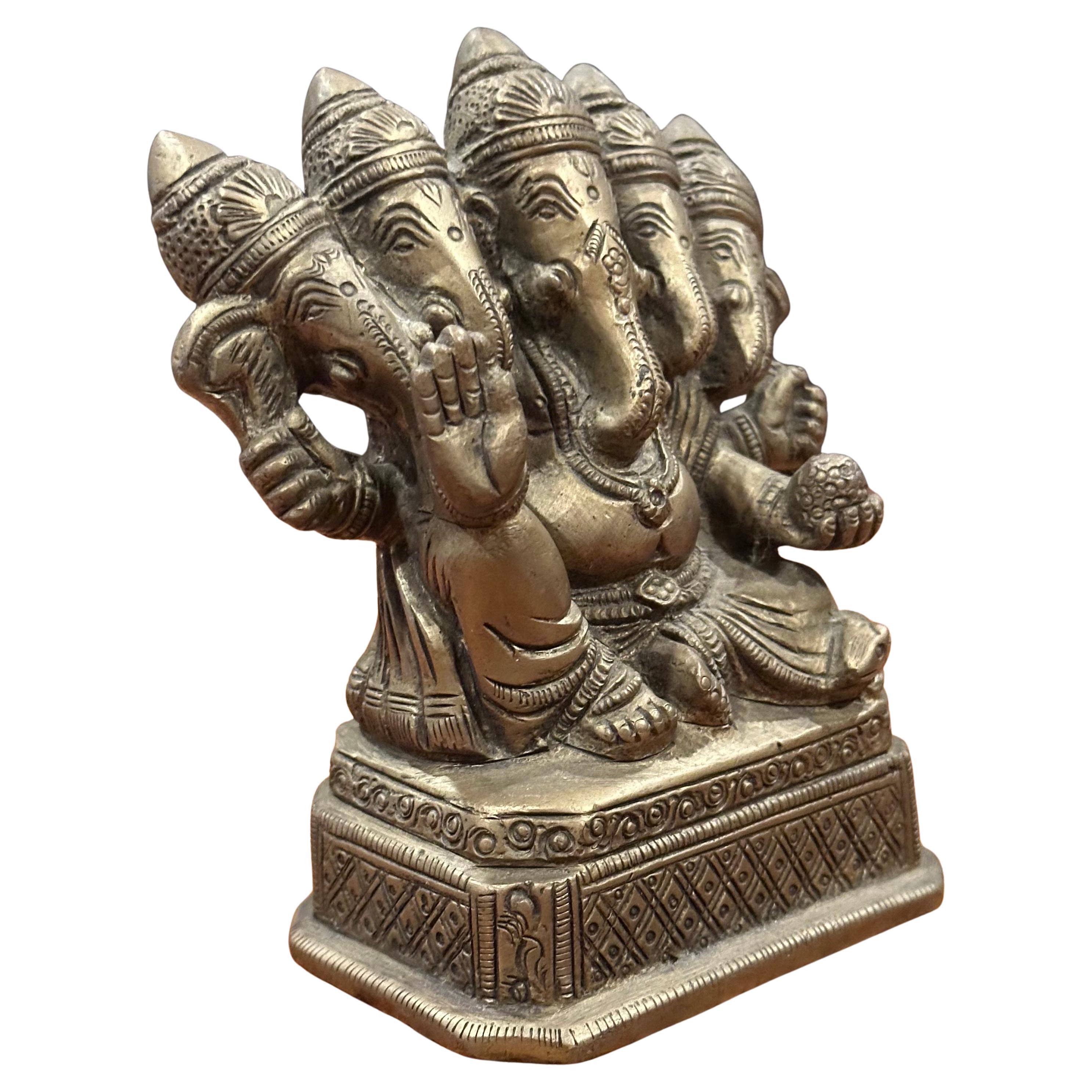 Idolo / scultura indù a cinque facce Panchmukhi Ganesha, vintage, ben fuso e dettagliato, circa anni '70.  Il pezzo è in ottime condizioni vintage con una patina meravigliosa e misura 4,5