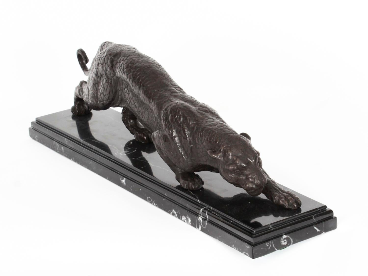 Scultura vintage di pantera in bronzo su base di marmo XX secolo in vendita 7