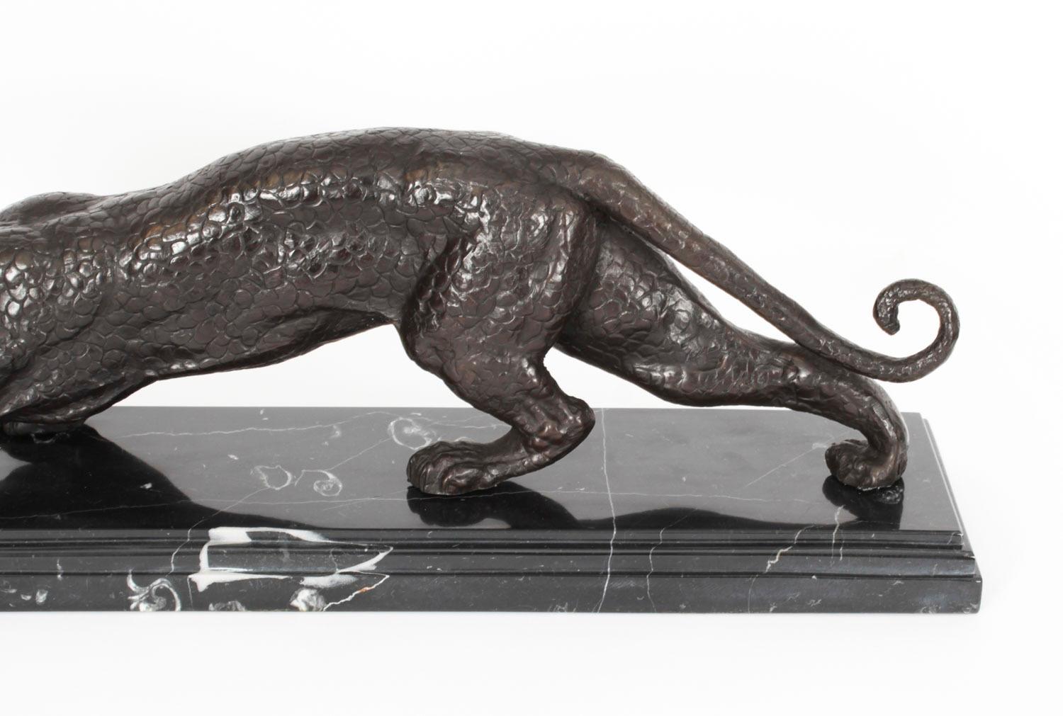 Bronzo Scultura vintage di pantera in bronzo su base di marmo XX secolo in vendita
