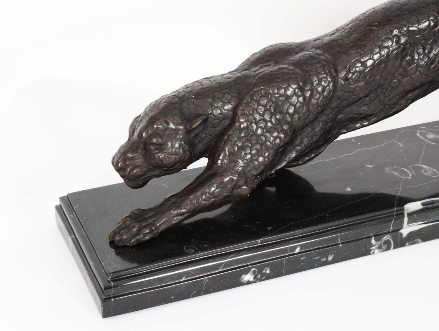 Scultura vintage di pantera in bronzo su base di marmo XX secolo in vendita 2