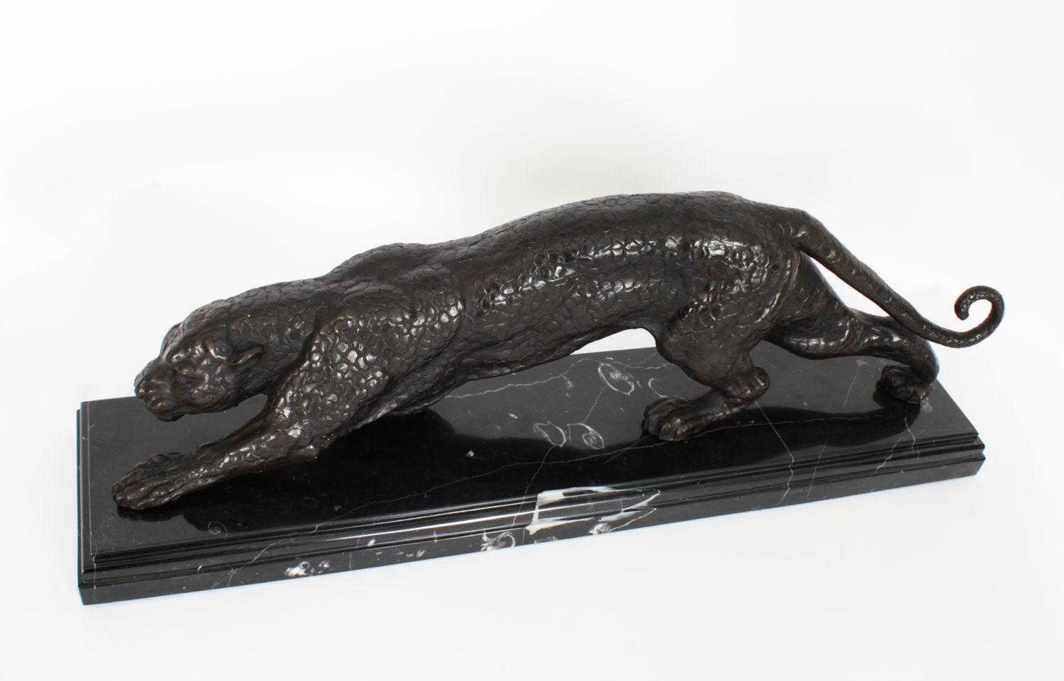 Scultura vintage di pantera in bronzo su base di marmo XX secolo in vendita 3