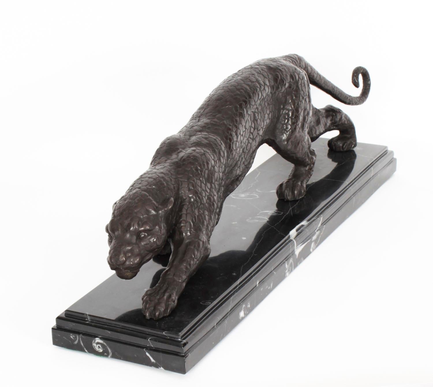 Scultura vintage di pantera in bronzo su base di marmo XX secolo in vendita 4