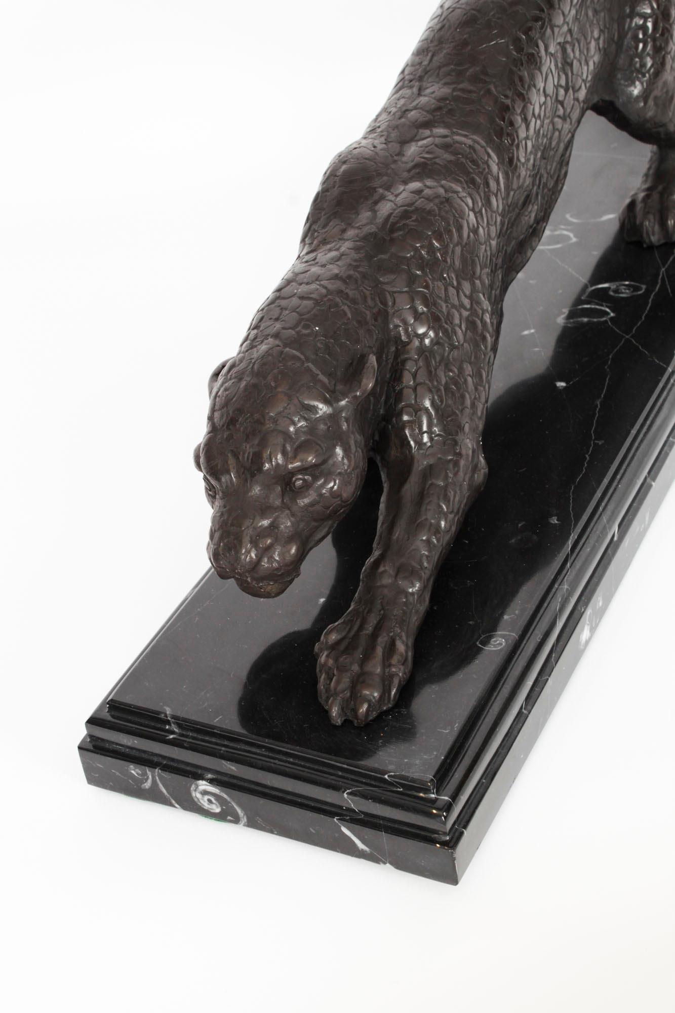 Scultura vintage di pantera in bronzo su base di marmo XX secolo in vendita 5
