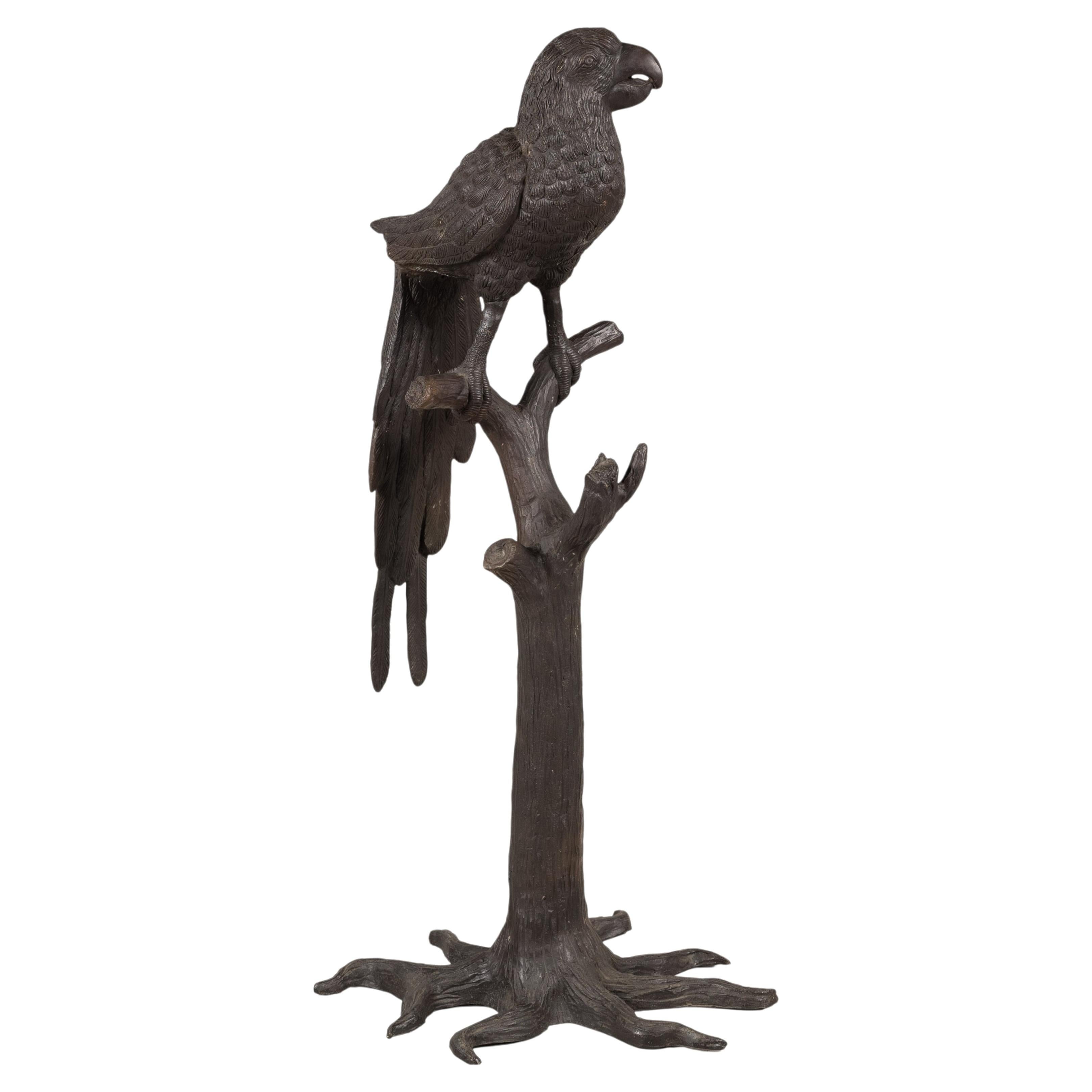 Escultura vintage de un loro de bronce sobre un soporte con forma de rama
