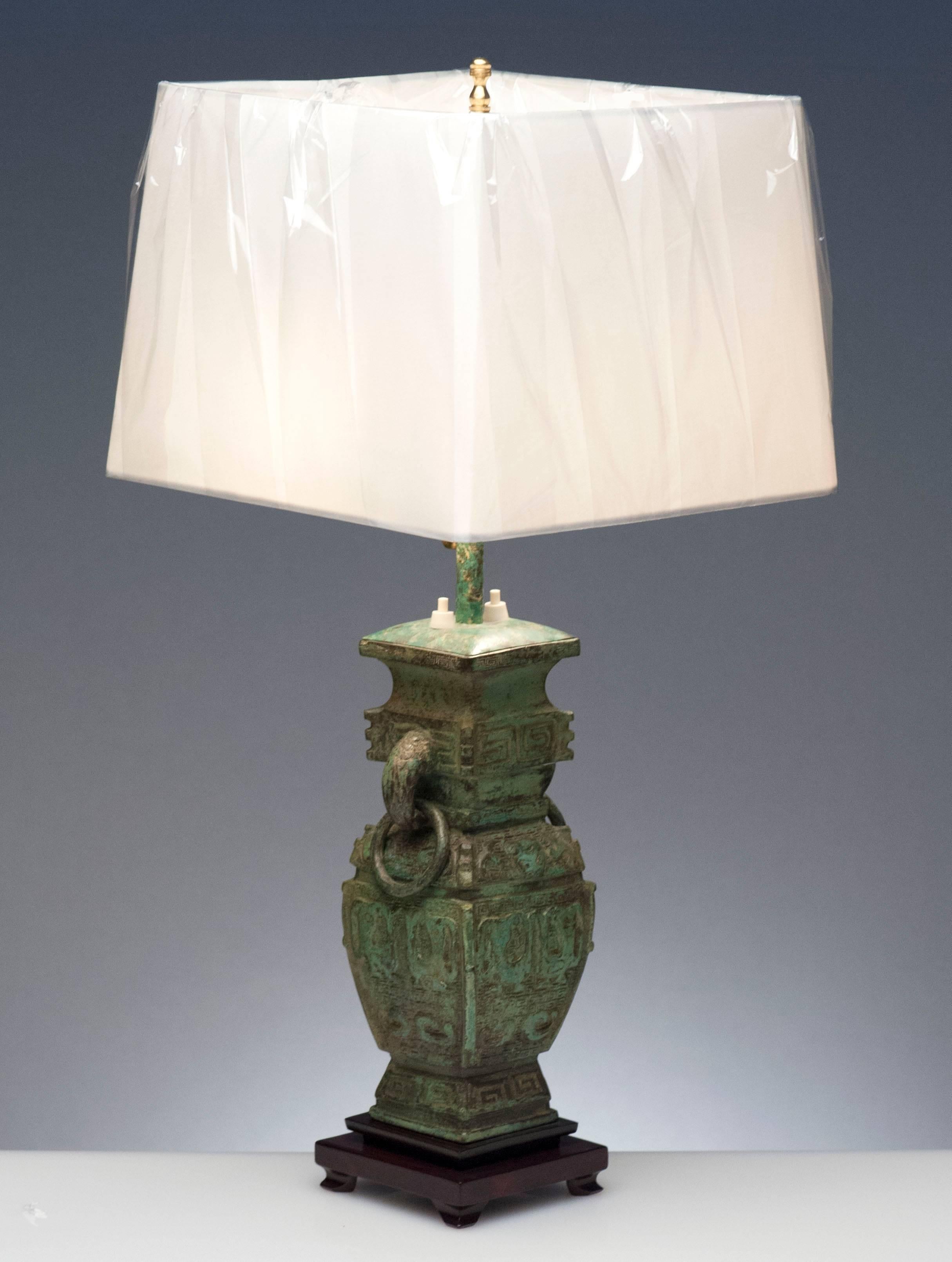 Chinoiseries Vieille lampe de table à motif asiatique en bronze patiné