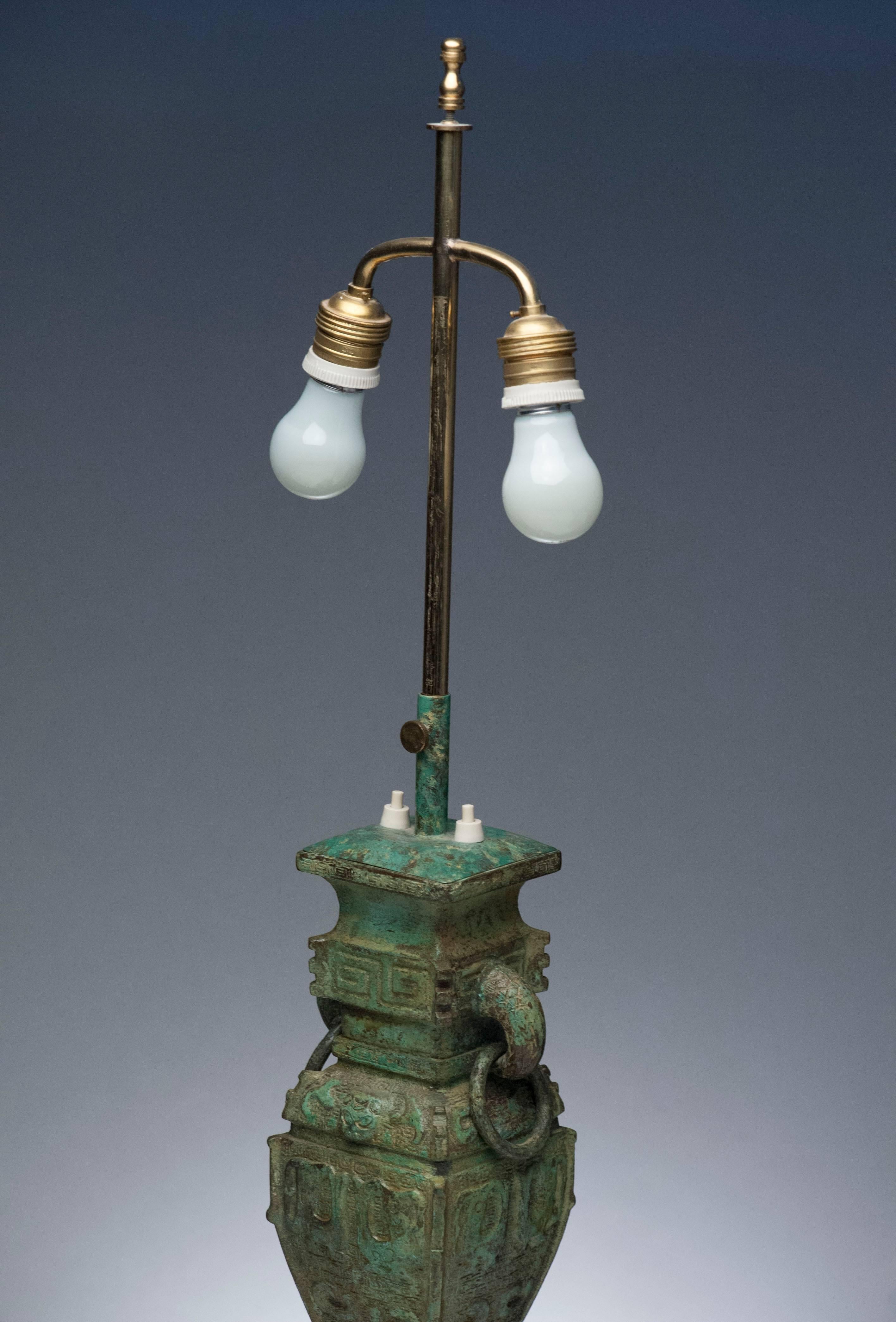 Chinois Vieille lampe de table à motif asiatique en bronze patiné