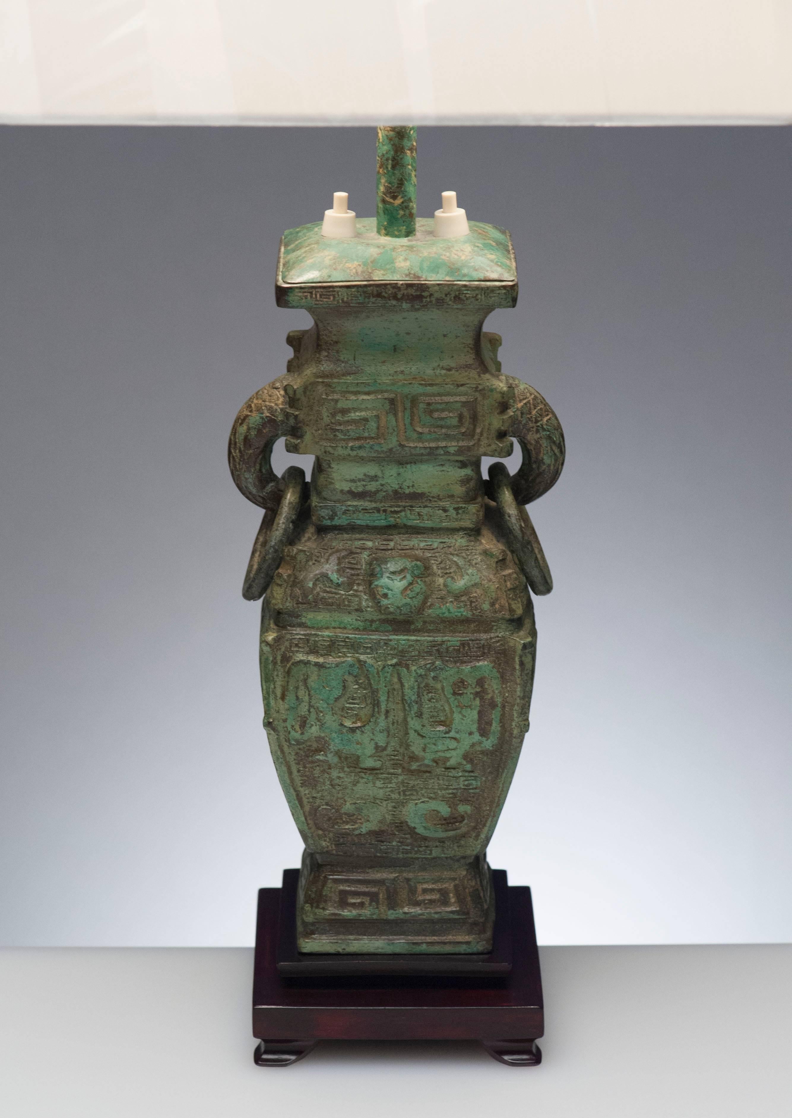 Milieu du XXe siècle Vieille lampe de table à motif asiatique en bronze patiné