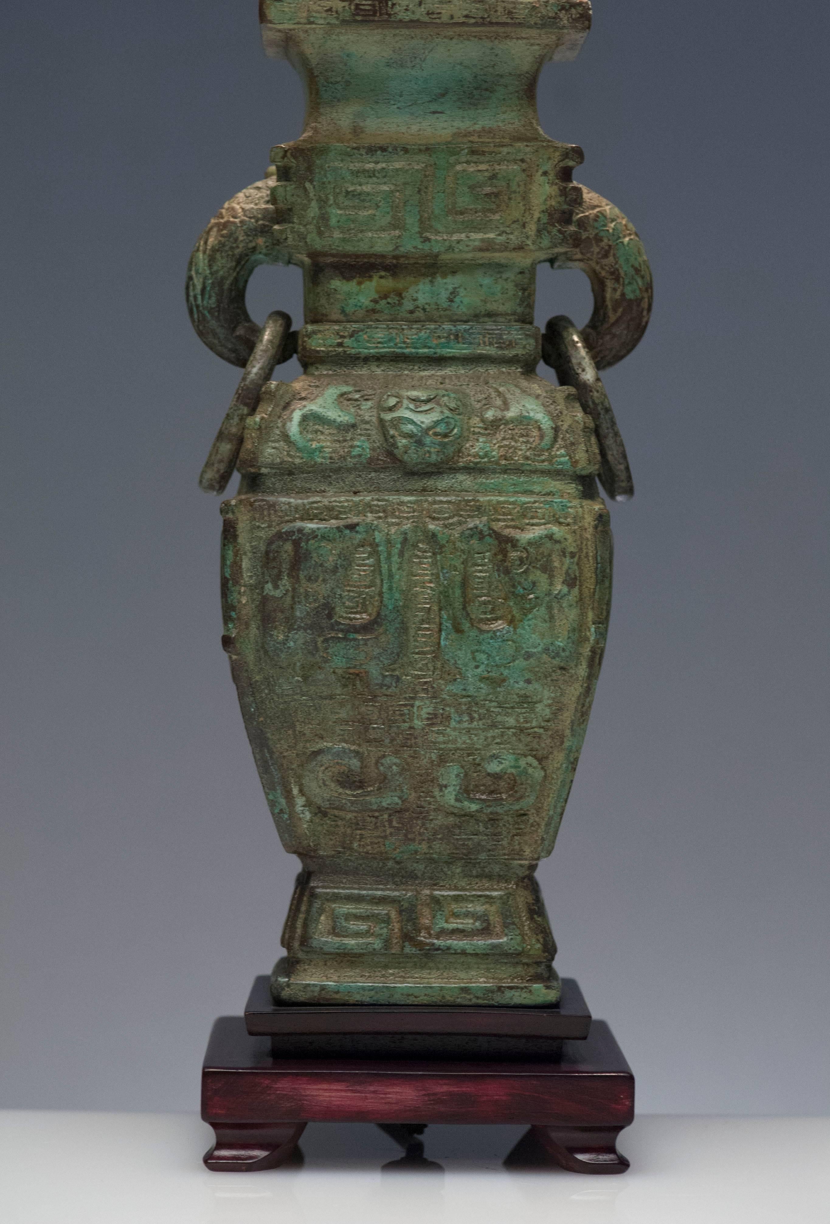 Laiton Vieille lampe de table à motif asiatique en bronze patiné