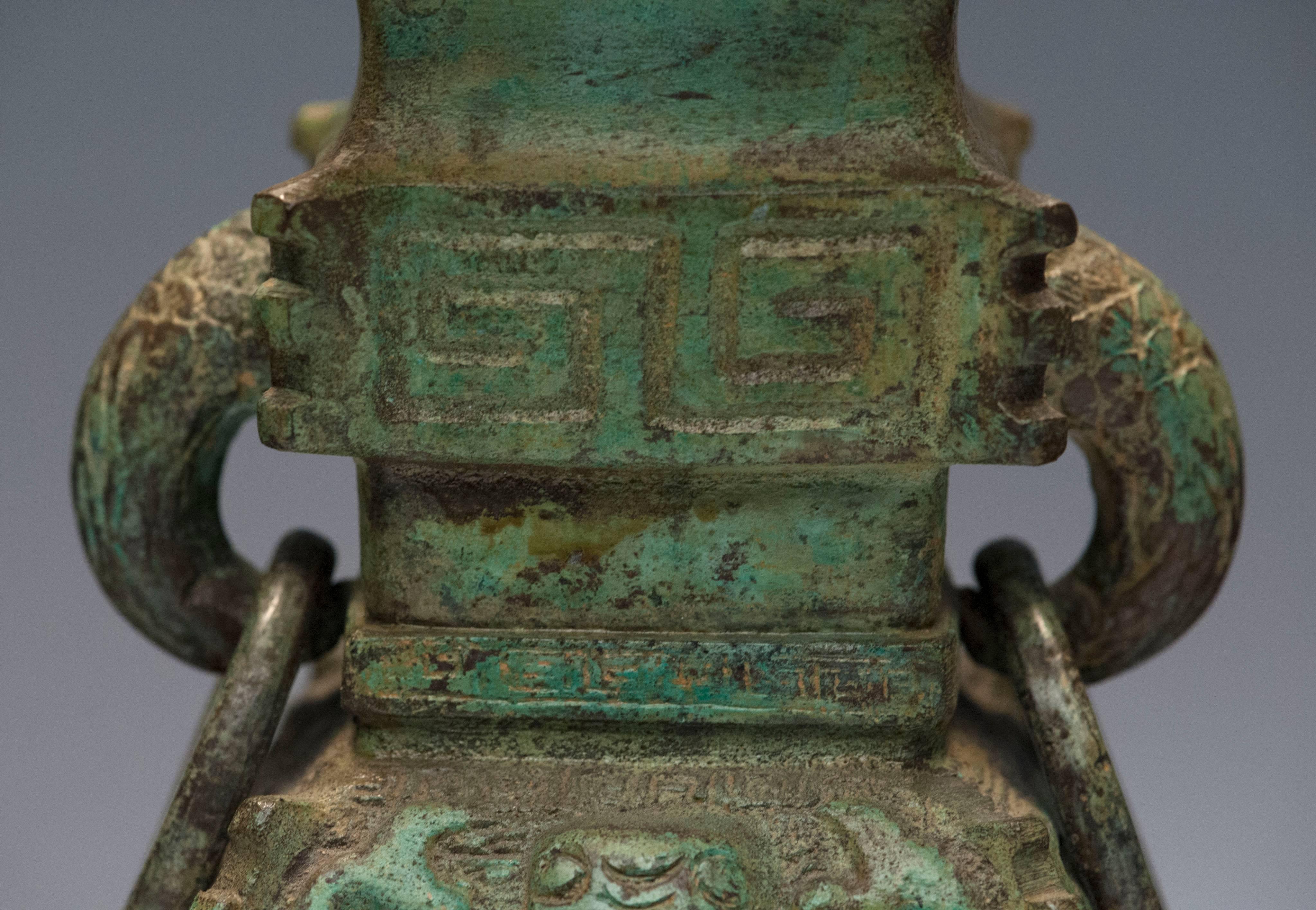 Vieille lampe de table à motif asiatique en bronze patiné 1