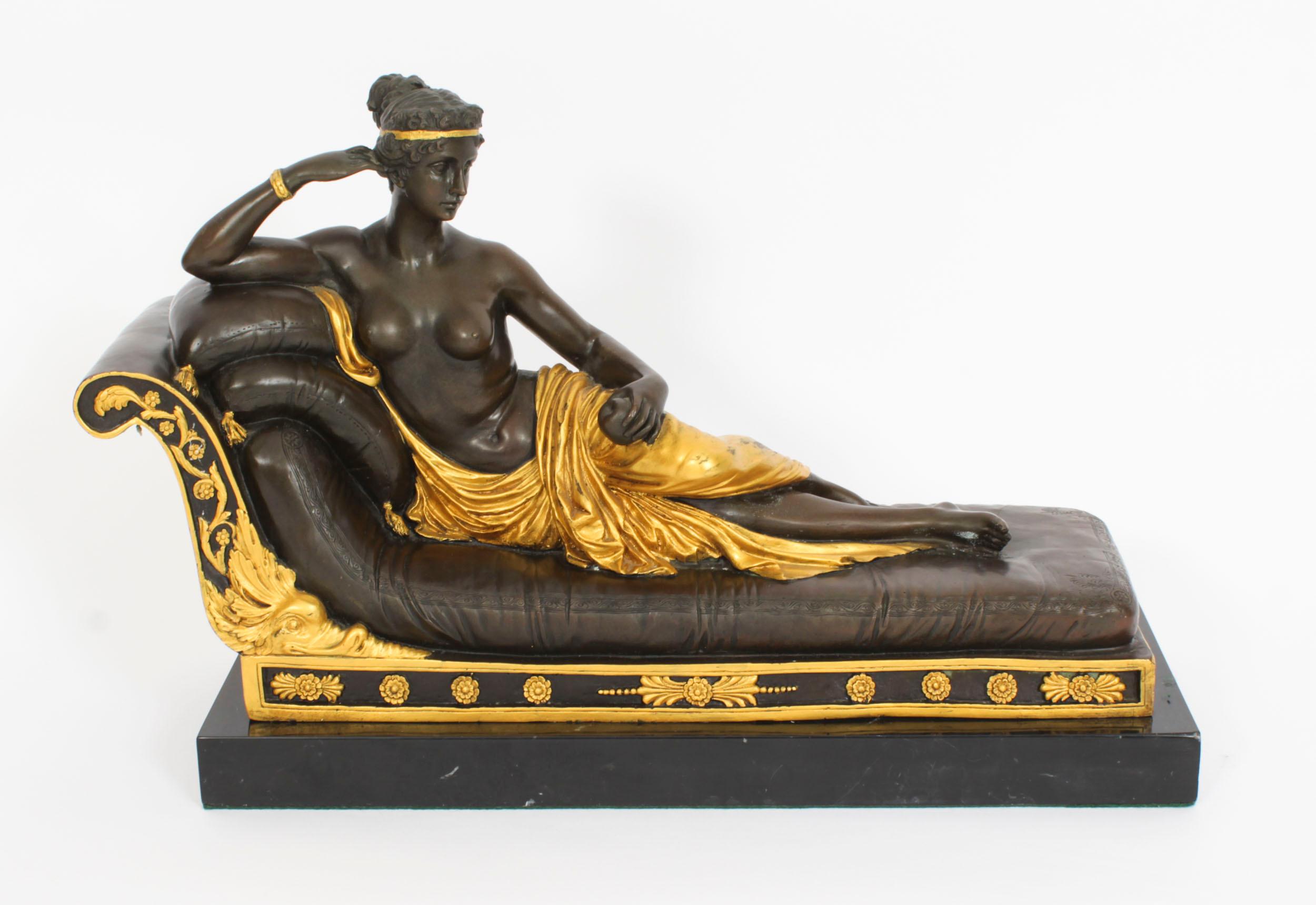 Grande sculpture en bronze de style néoclassique représentant Pauline Bonaparte en Vénus Victrix, par Antonio Canova, signée et datant de la fin du XIXe siècle.  fin du 20e siècle.
Elle est mise en scène comme une beauté à moitié nue sur un canapé,