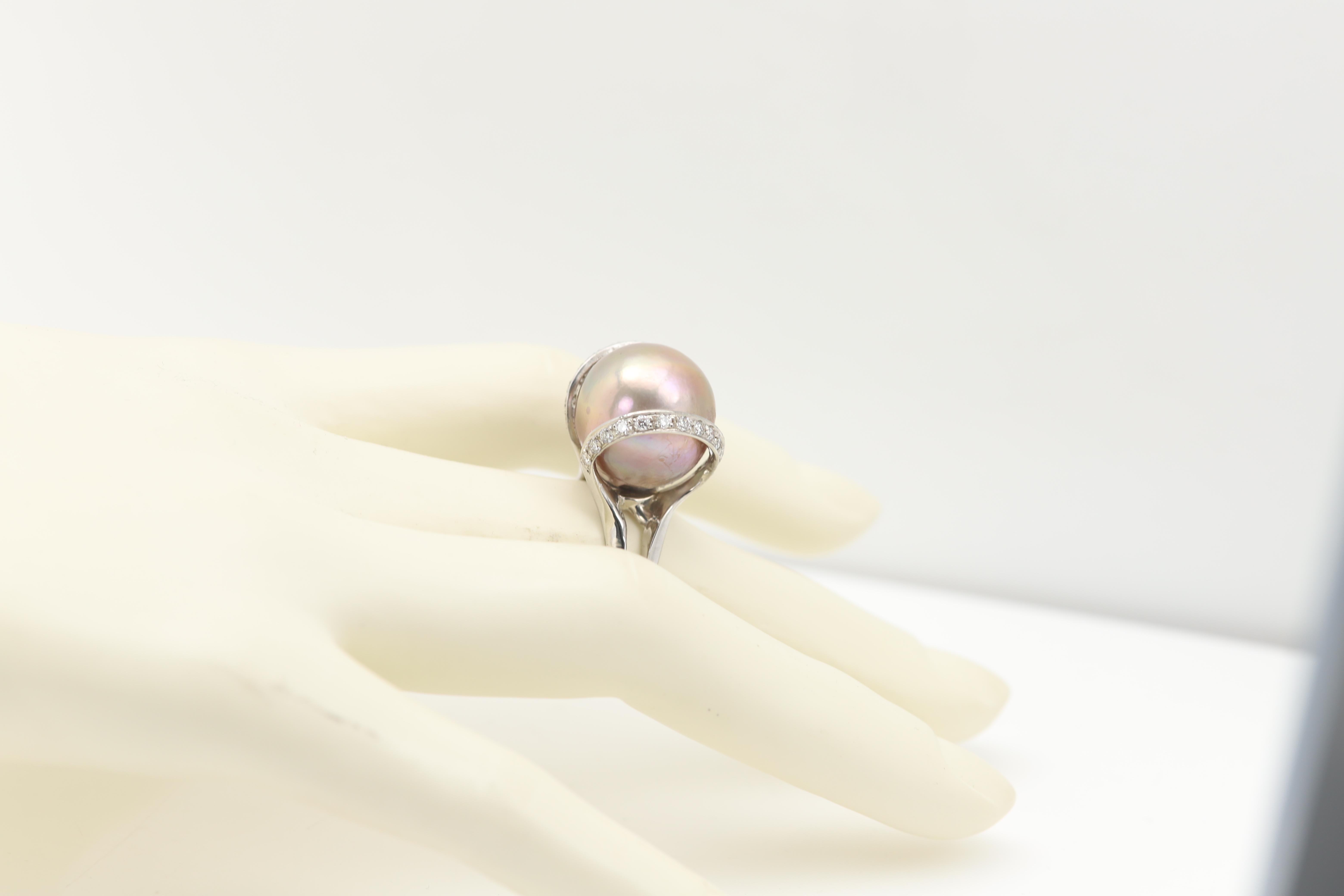 Taglio rotondo Anello di bronzo d'epoca con perle naturali del mare del Sud, solido, 14 carati e diamanti in vendita